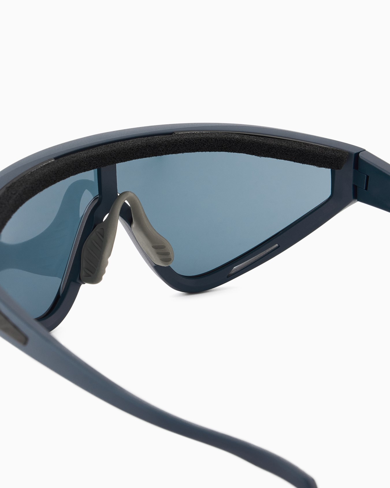 Unisex sunglasses in an asymmetrical shape Slide 4