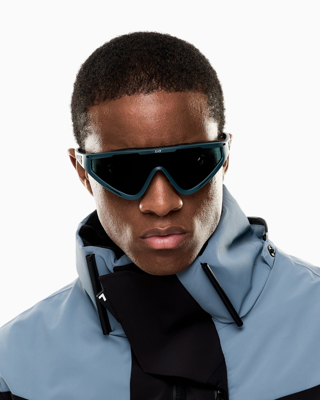 Unisex sunglasses in an asymmetrical shape Slide 5