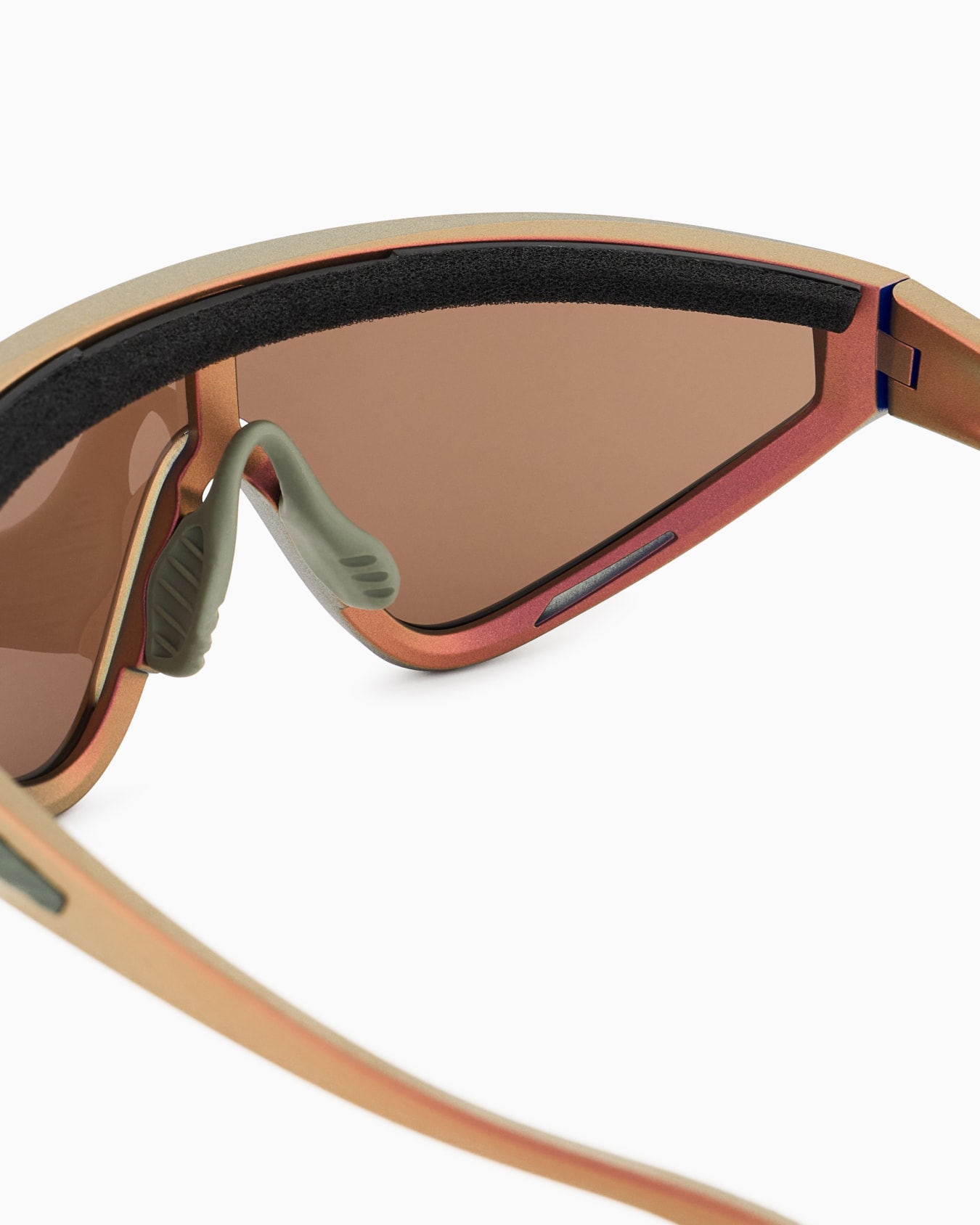 Unisex sunglasses in an asymmetrical shape Slide 4