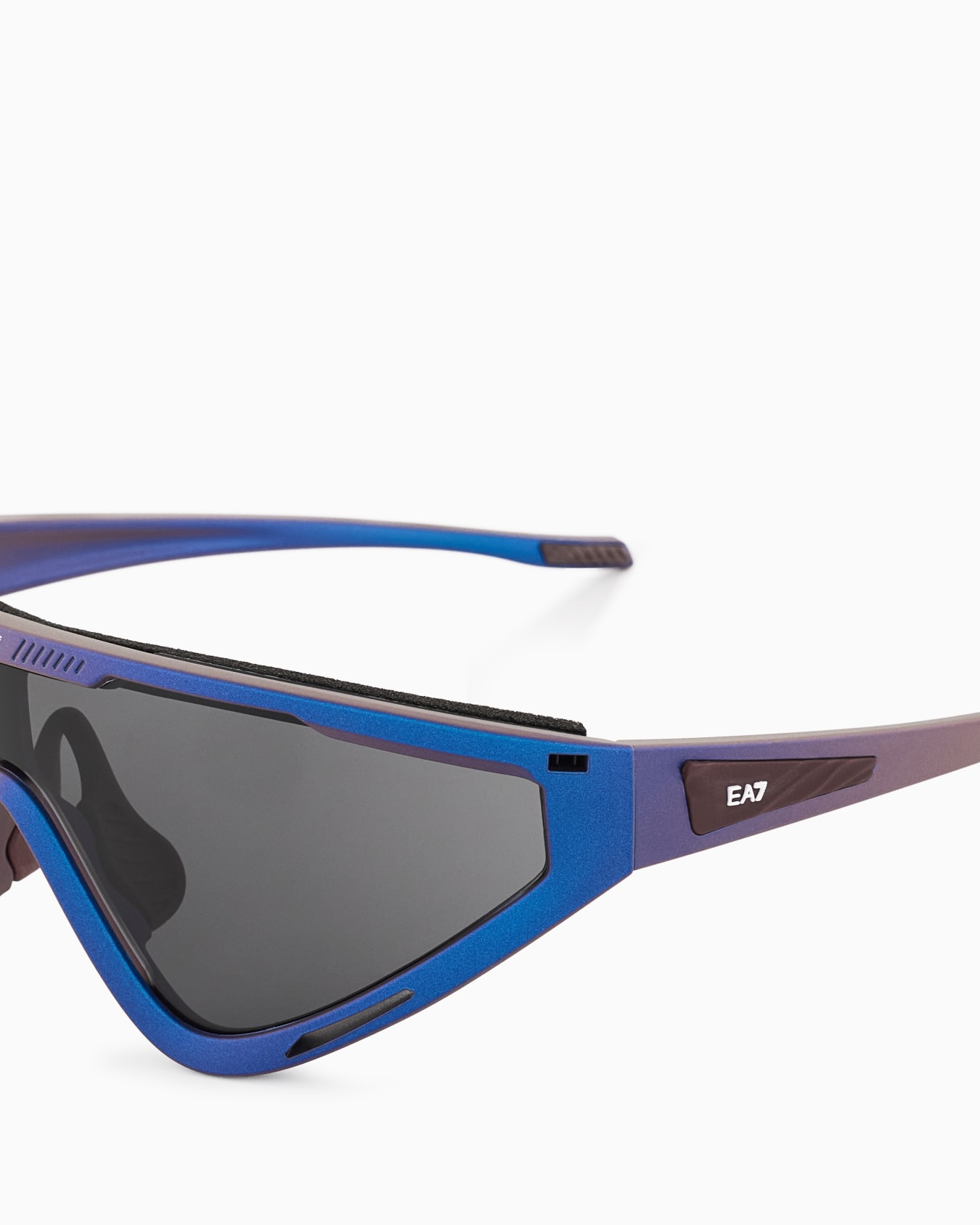 Unisex sunglasses in an asymmetrical shape Slide 3