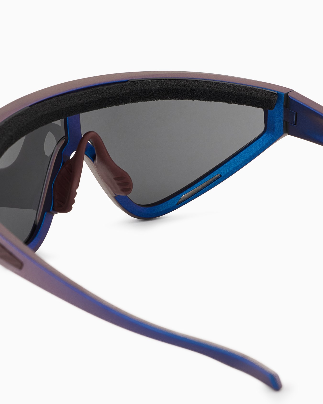 Unisex sunglasses in an asymmetrical shape Slide 4