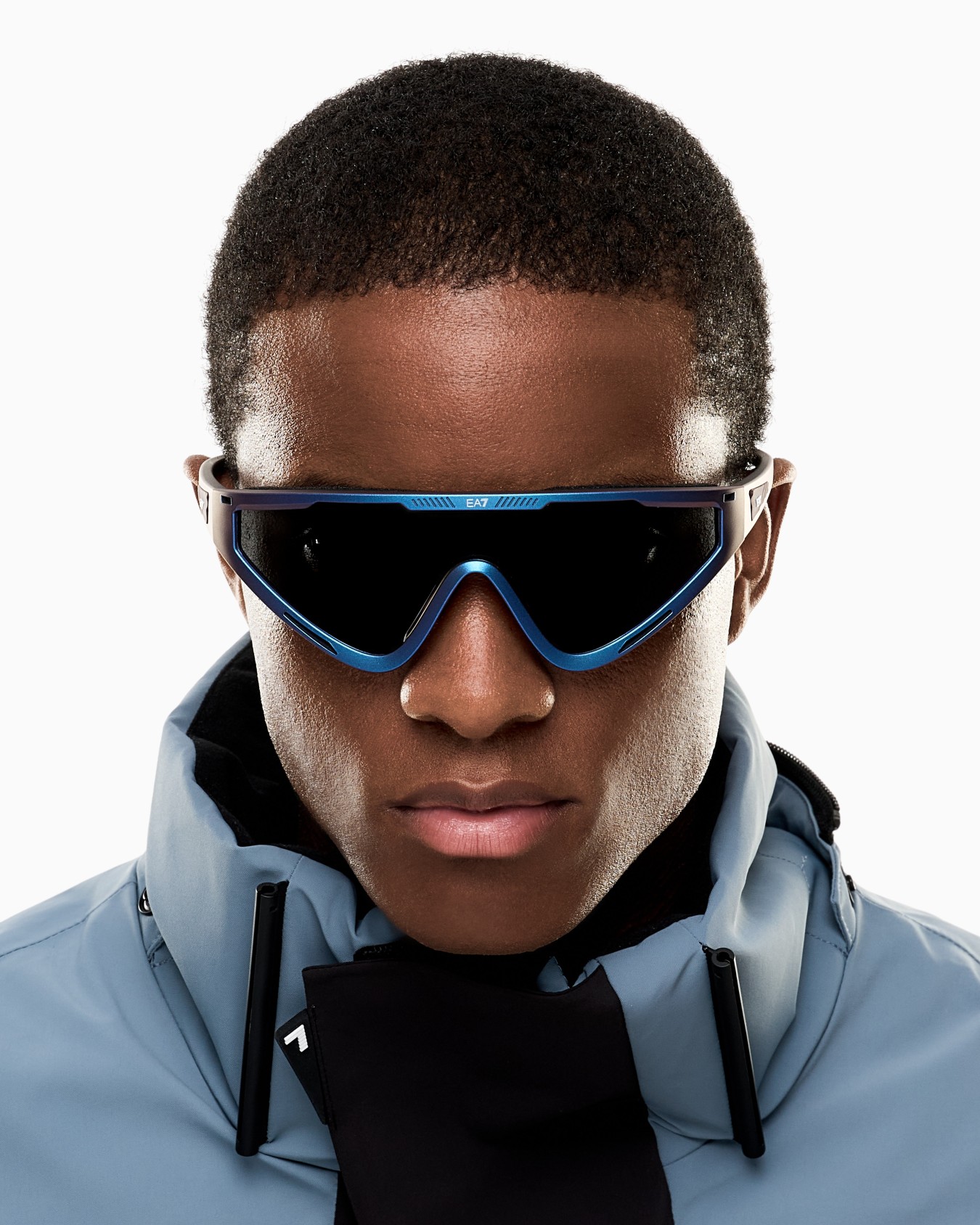 Unisex sunglasses in an asymmetrical shape Slide 5