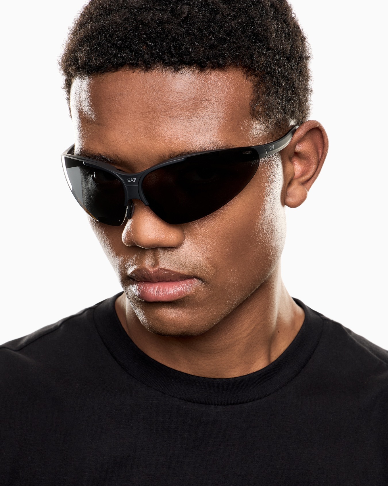 Sportliche Sonnenbrille mit unregelmäßig geformter Fassung Folie 5