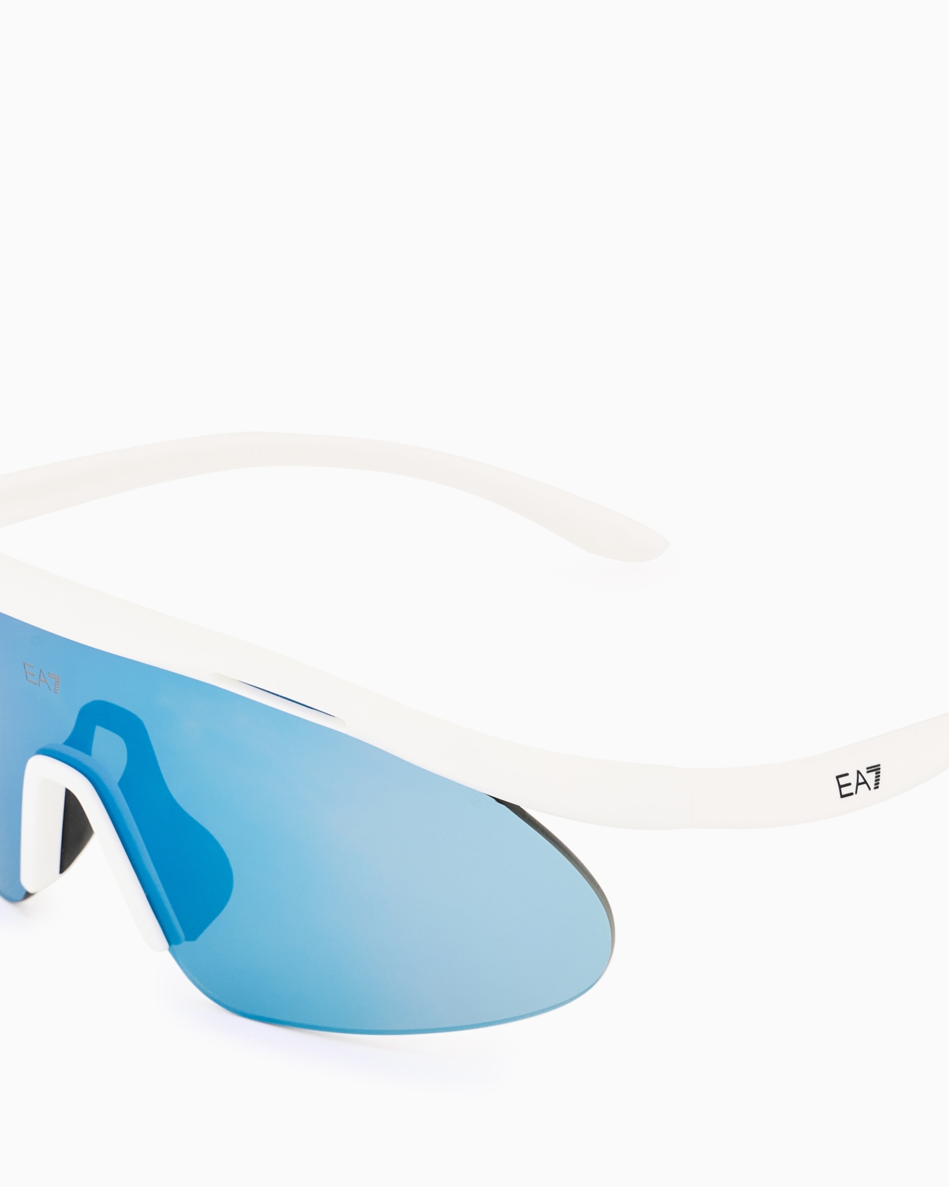 Unisex sunglasses in an asymmetrical shape Slide 3