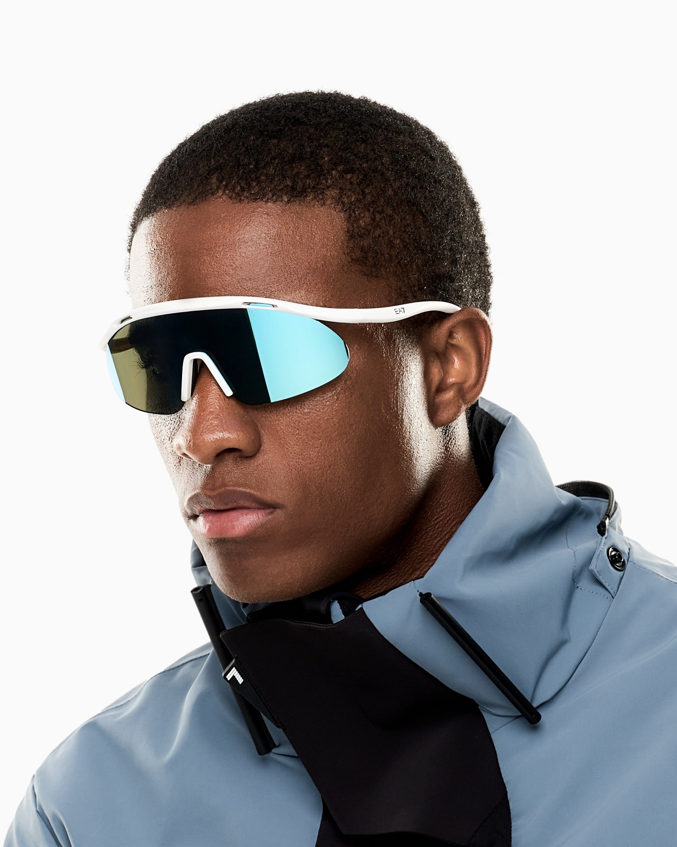 Unisex sunglasses in an asymmetrical shape Slide 4