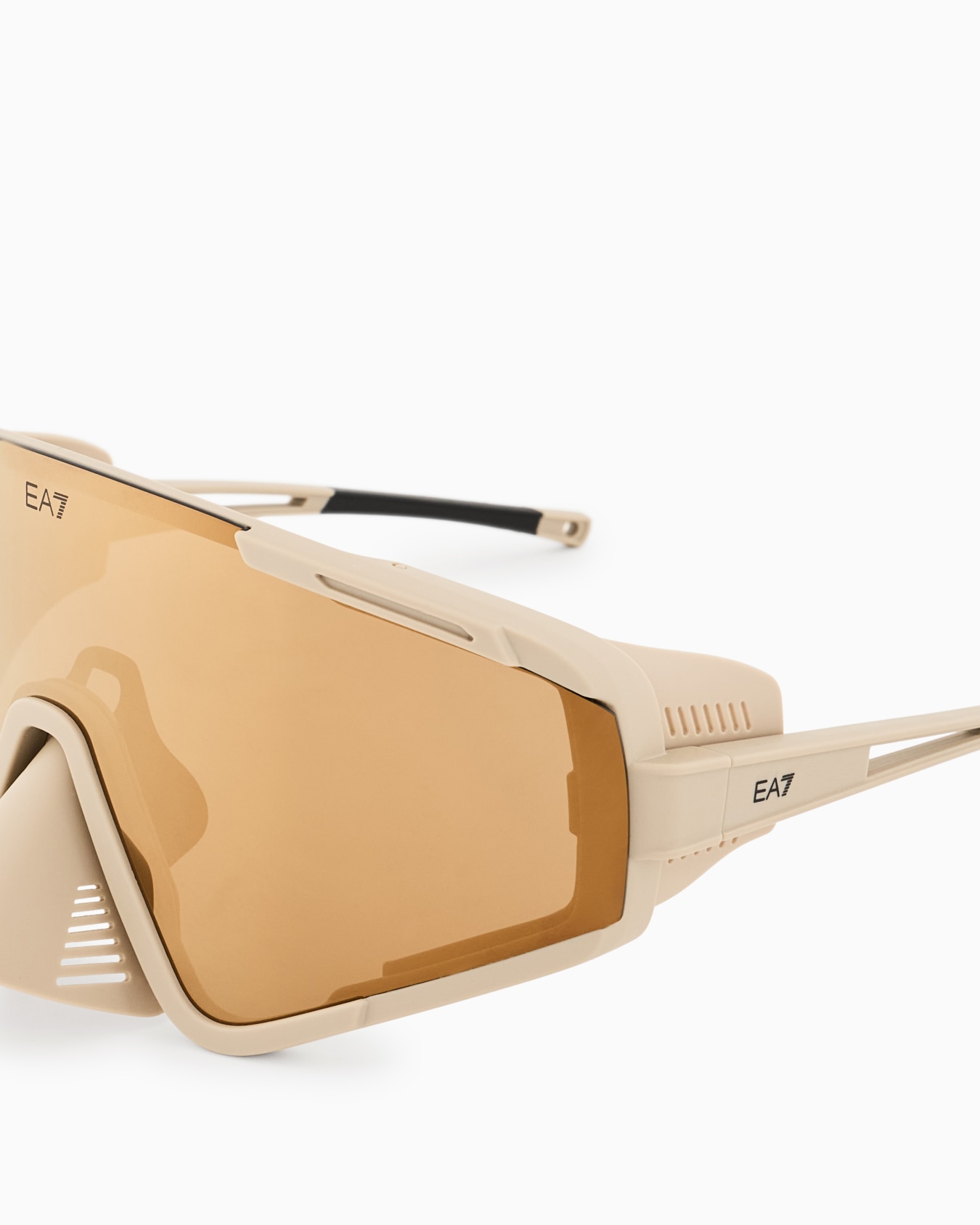 Unisex sunglasses in an asymmetrical shape Slide 4