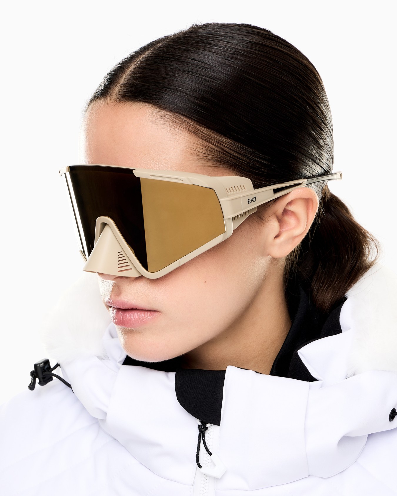 Unisex sunglasses in an irregular shape Slide 7