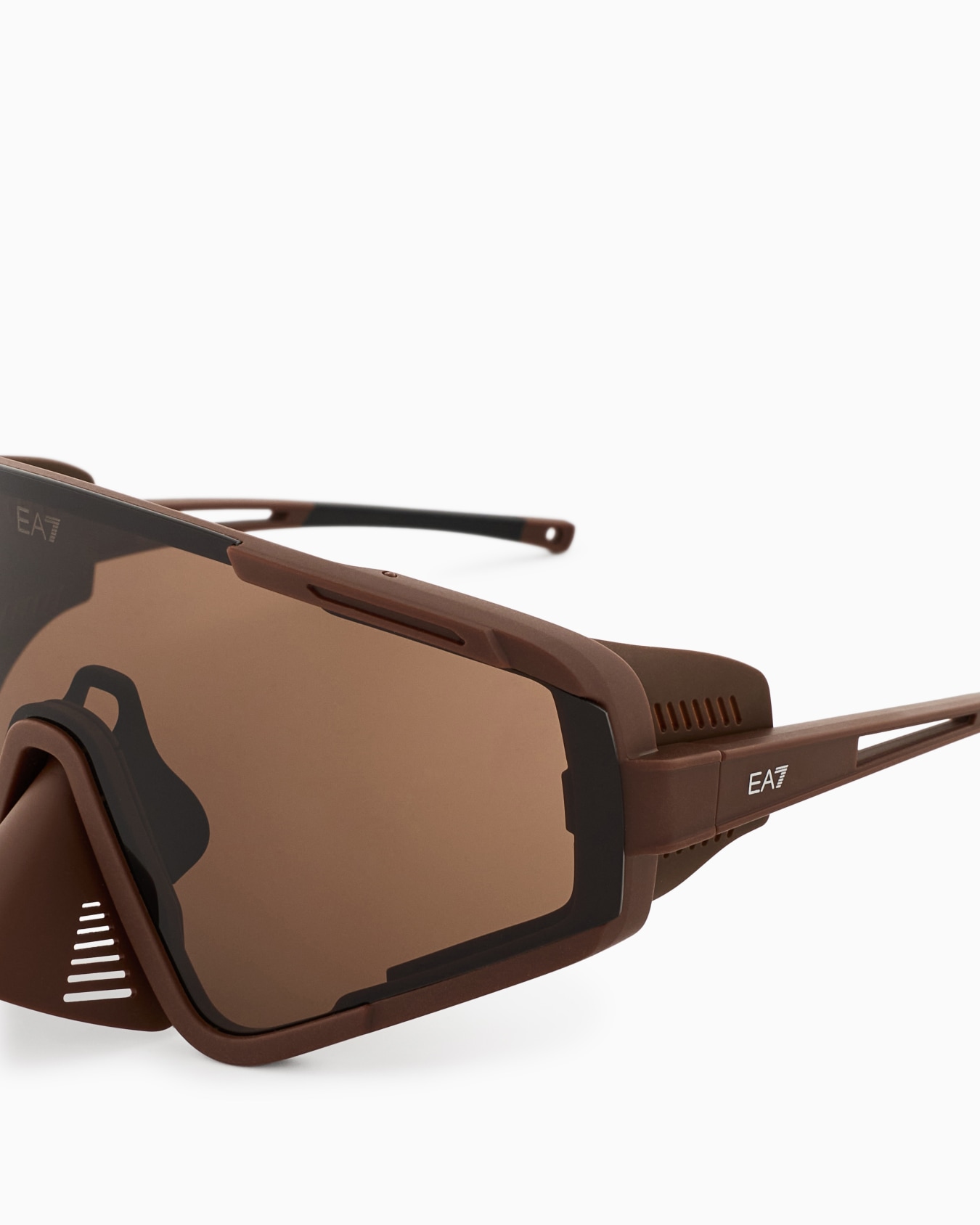 Unisex sunglasses in an irregular shape Slide 4