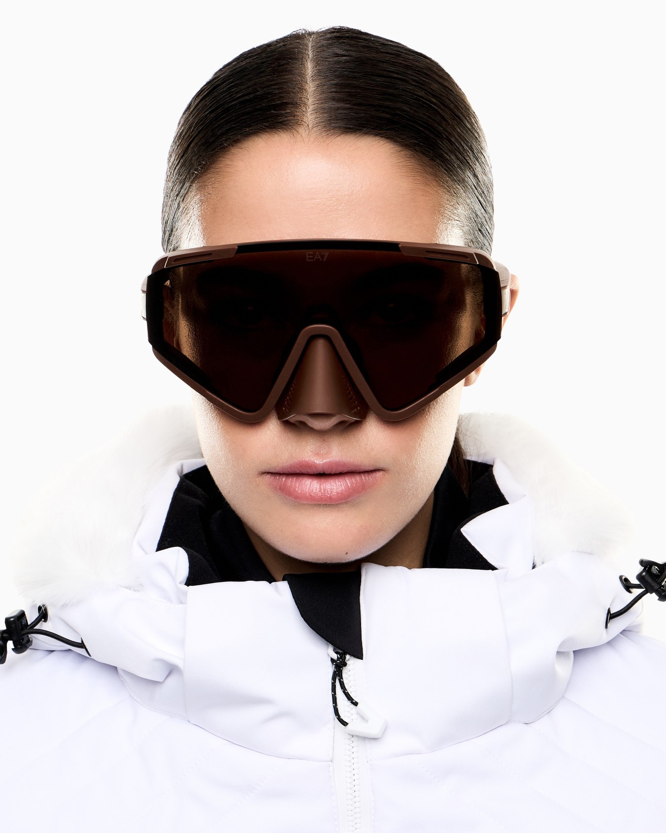Unisex sunglasses in an irregular shape Slide 7