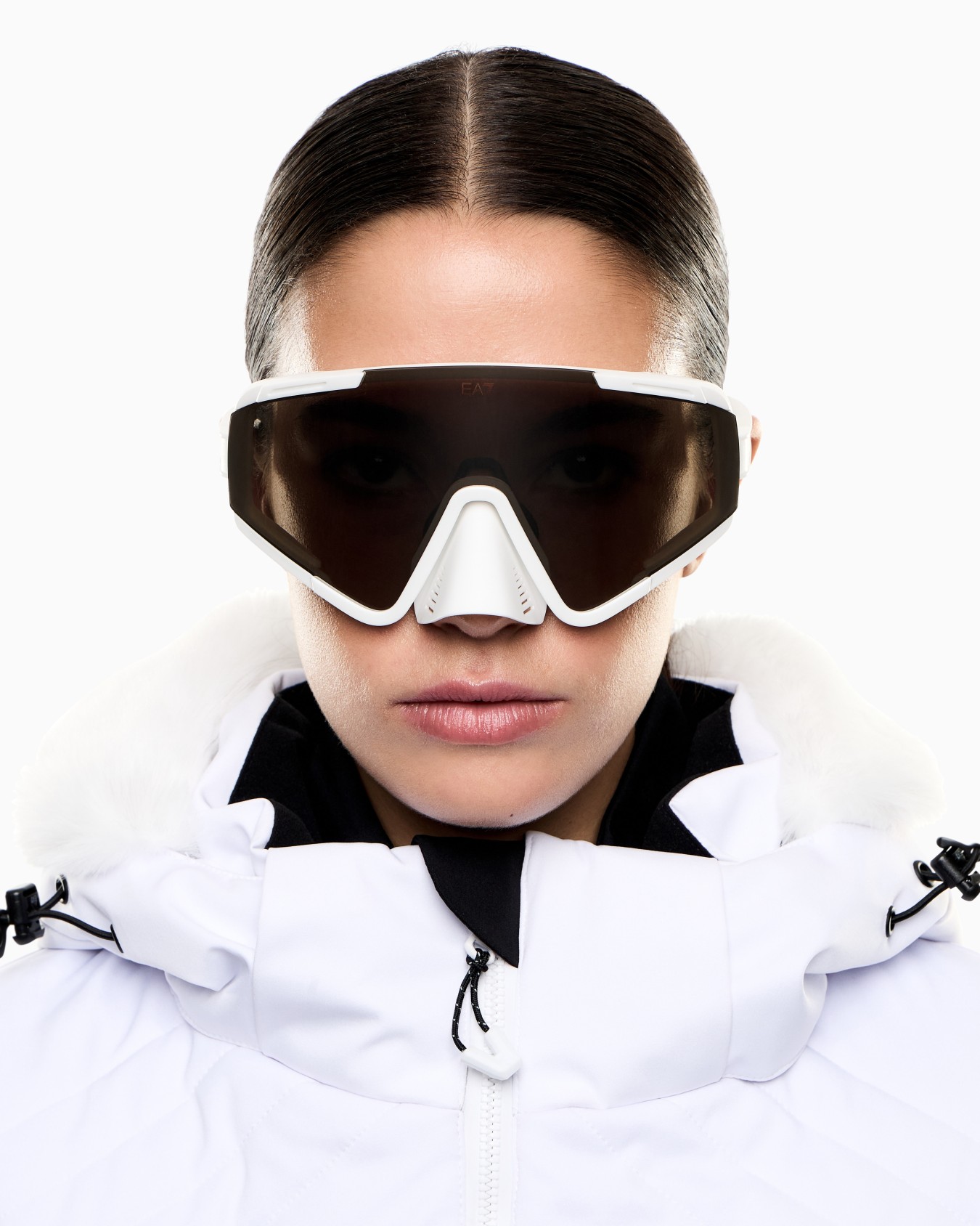 Unisex sunglasses in an irregular shape Slide 7