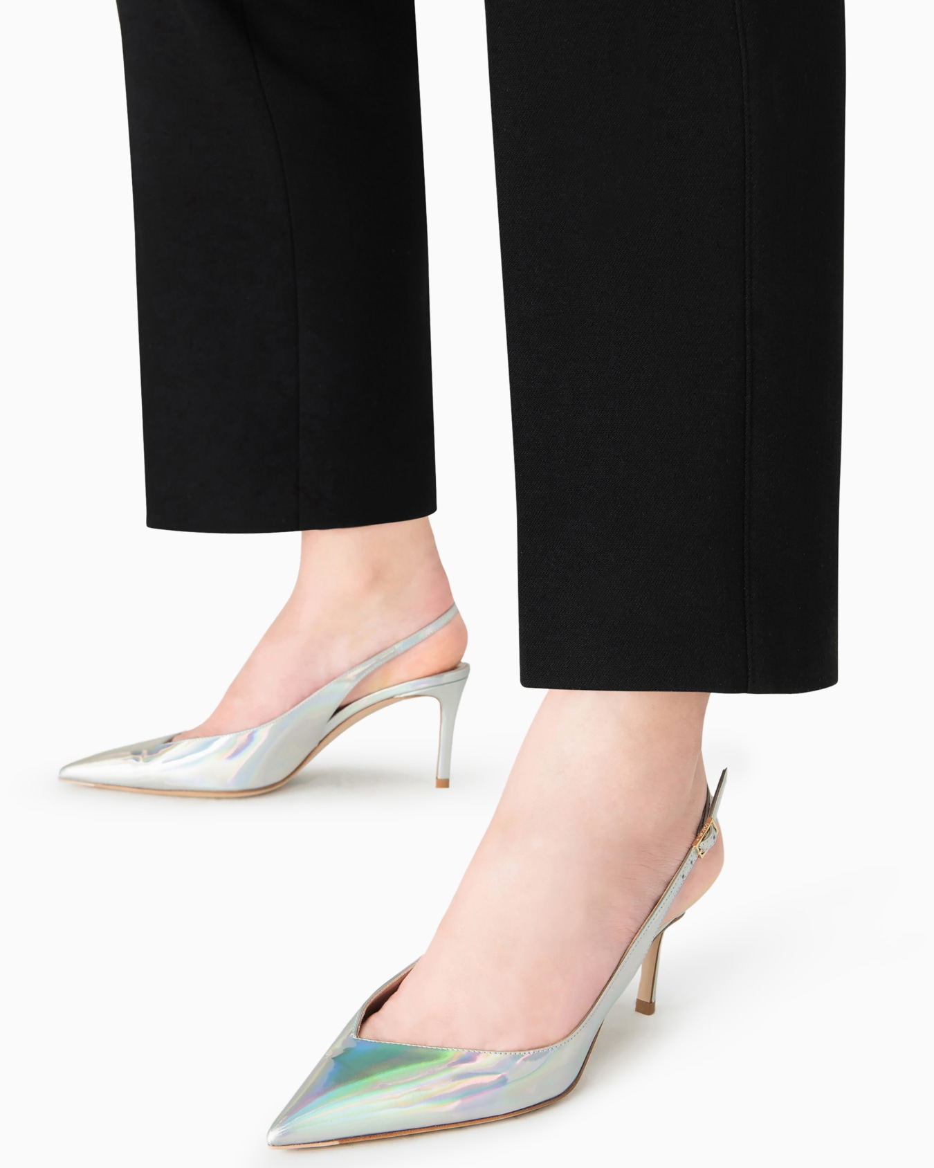 Slingback con tacco in pelle iridescente con scollo asimmetrico Slide 4