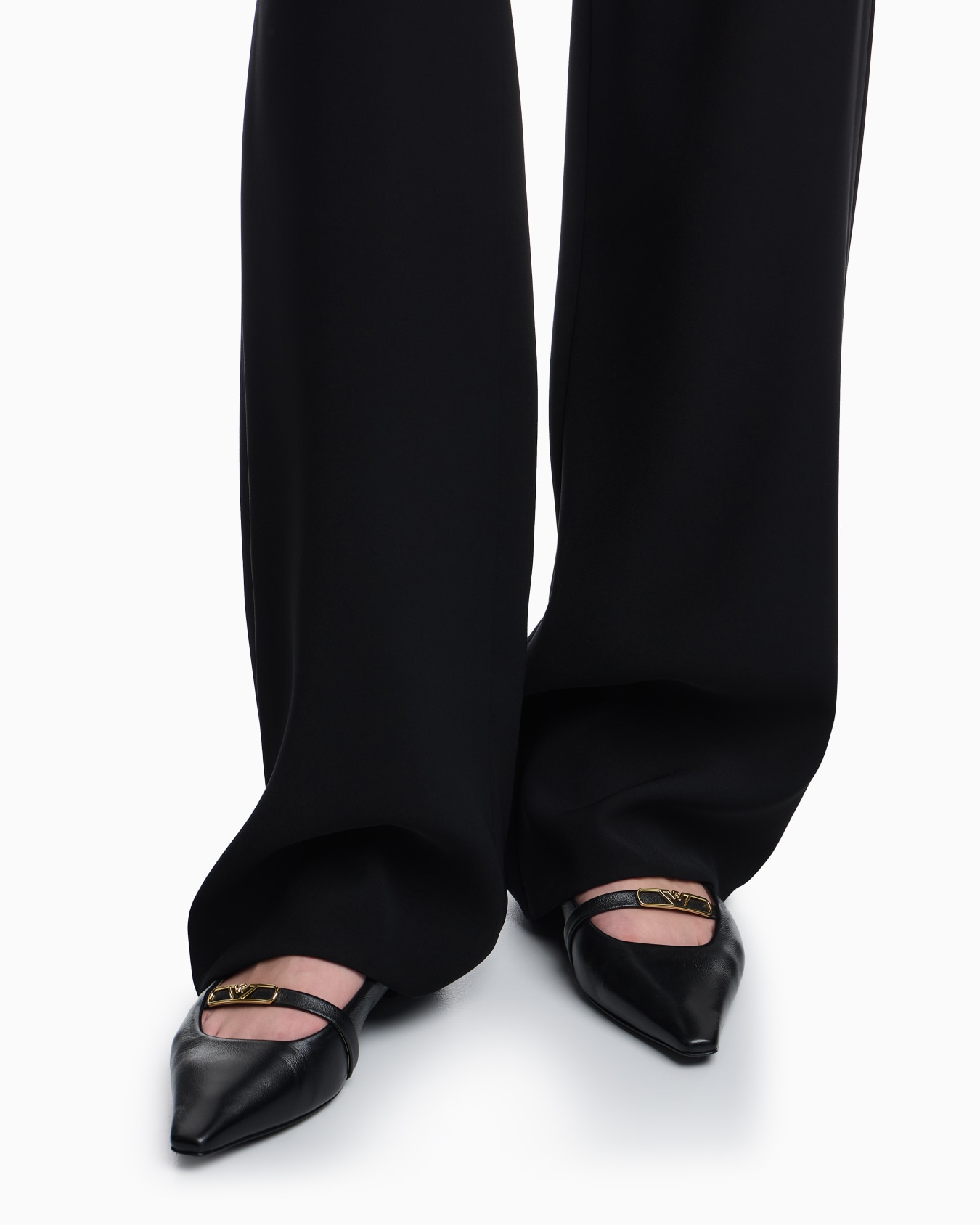 Ballerine a punta in nappa con placca aquila Slide 6