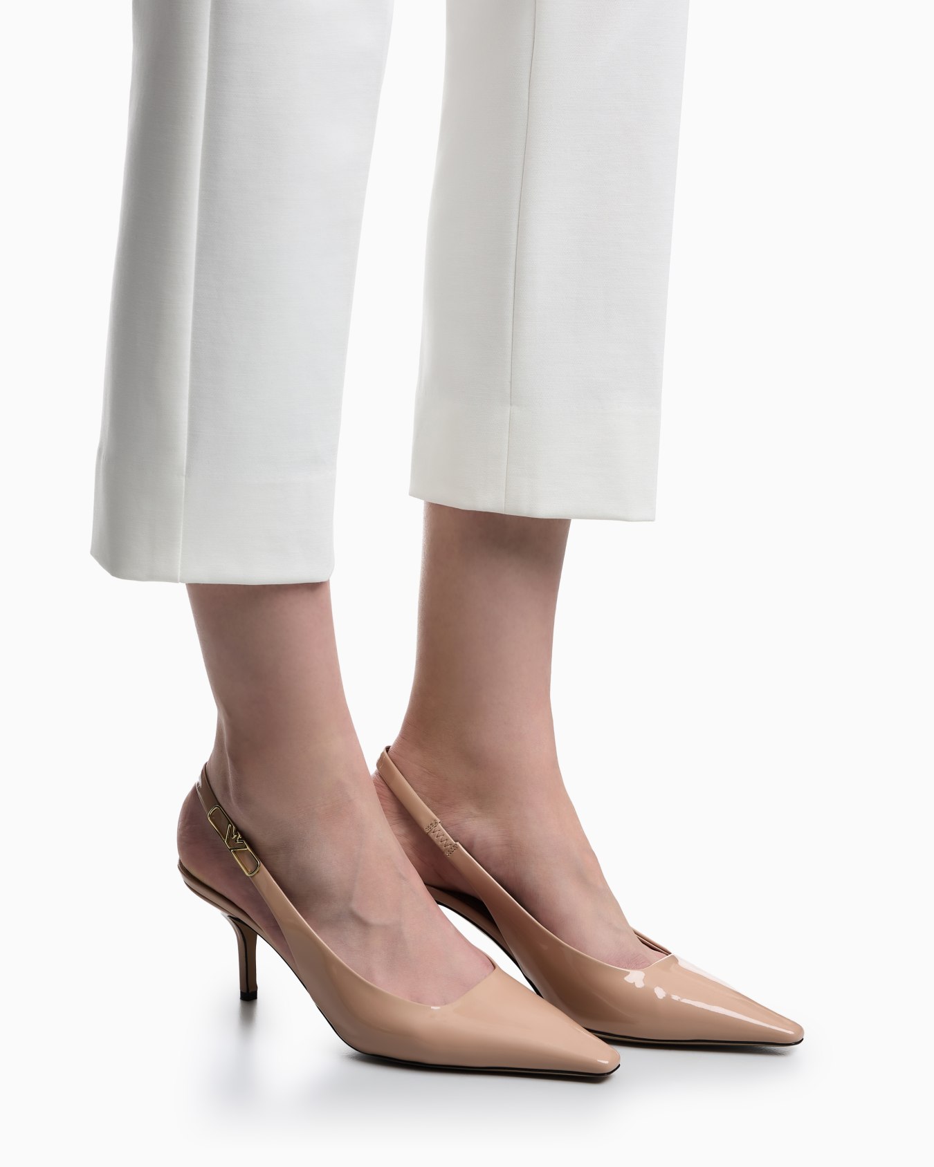 Slingback-Pumps aus Lackleder mit Adler-Plakette Folie 5