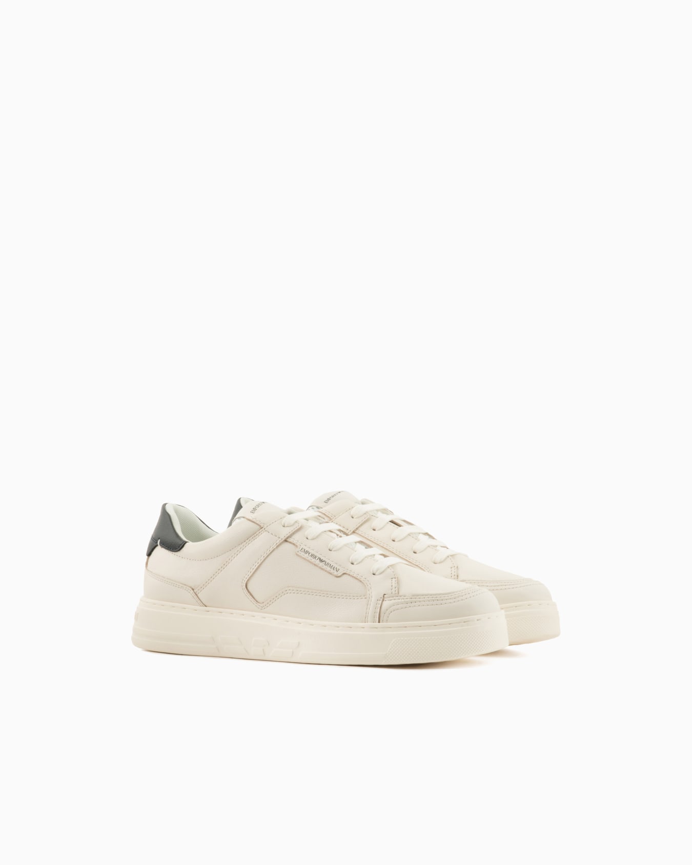 Sneaker aus gehämmertem Leder Folie 1