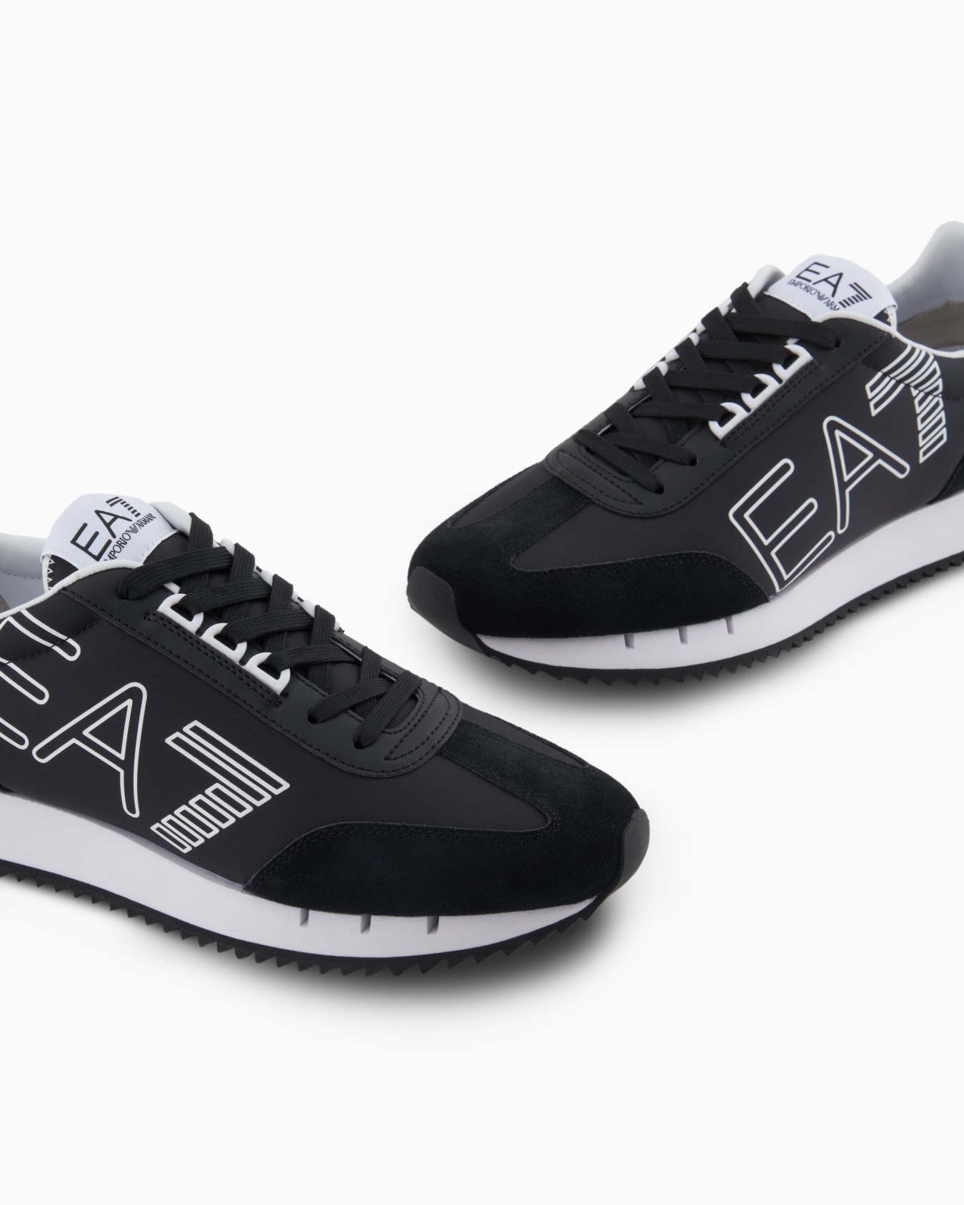 Sneakers noires et blanches Vintage Diapositive 4