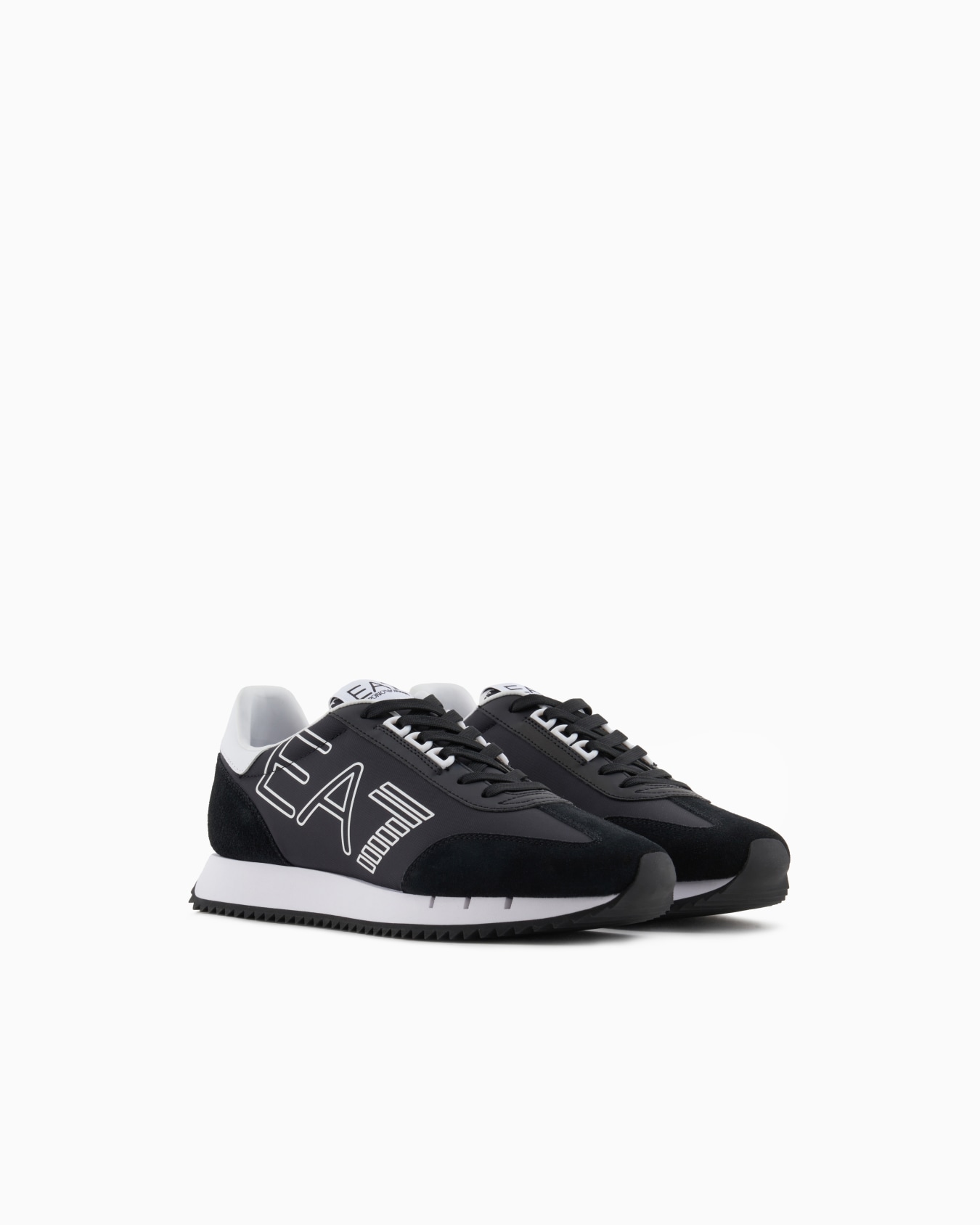 Sneakers noires et blanches Vintage Diapositive 1