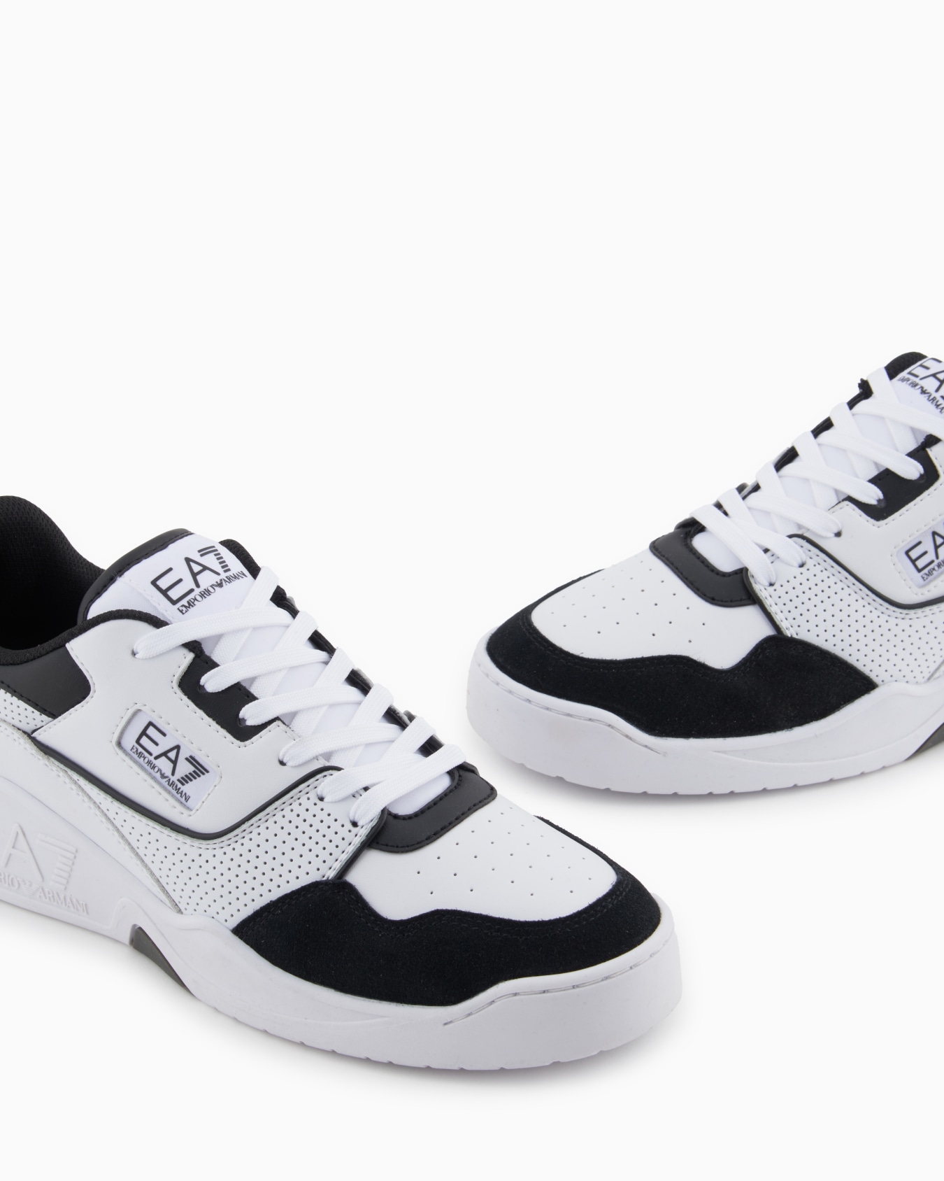 Low-top basketball sneakers Slide 4