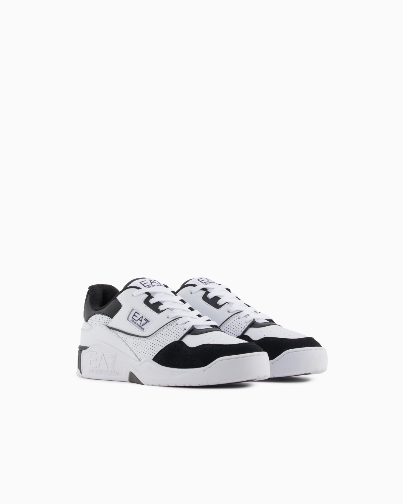Low-top basketball sneakers Slide 1