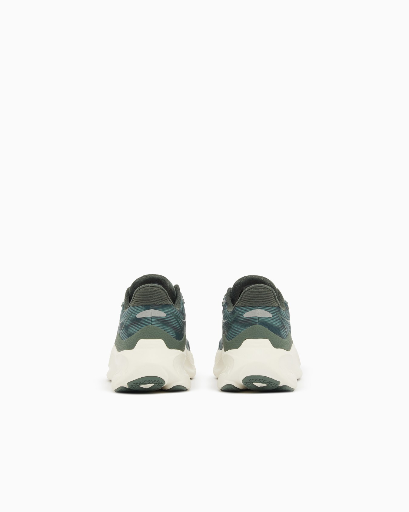 スニーカー スライドする 3