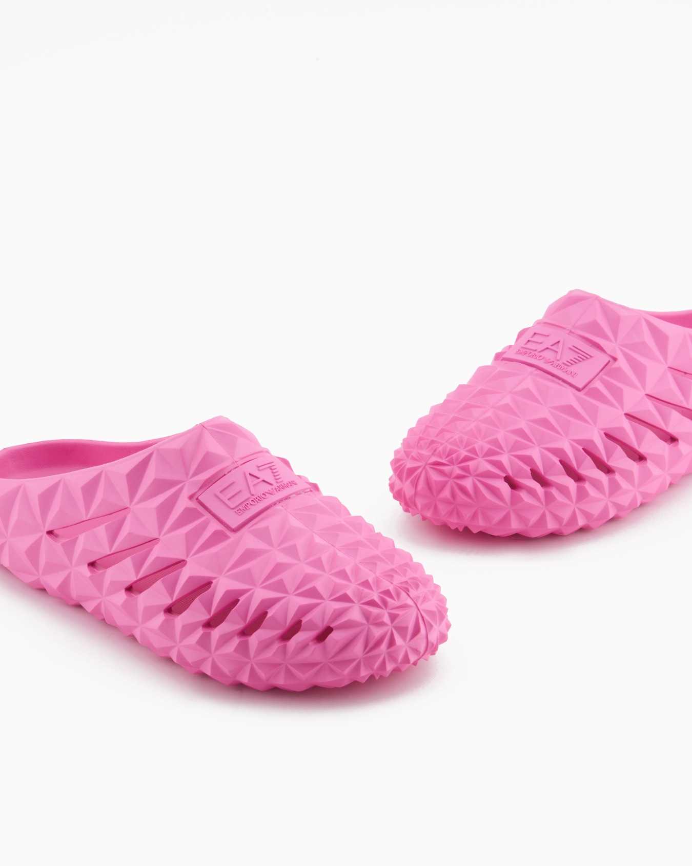 Sliders with a three-dimensional geometric motif Slide 4