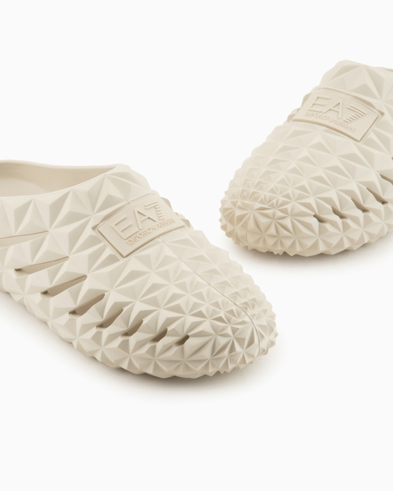 Sliders with a three-dimensional geometric motif Slide 8