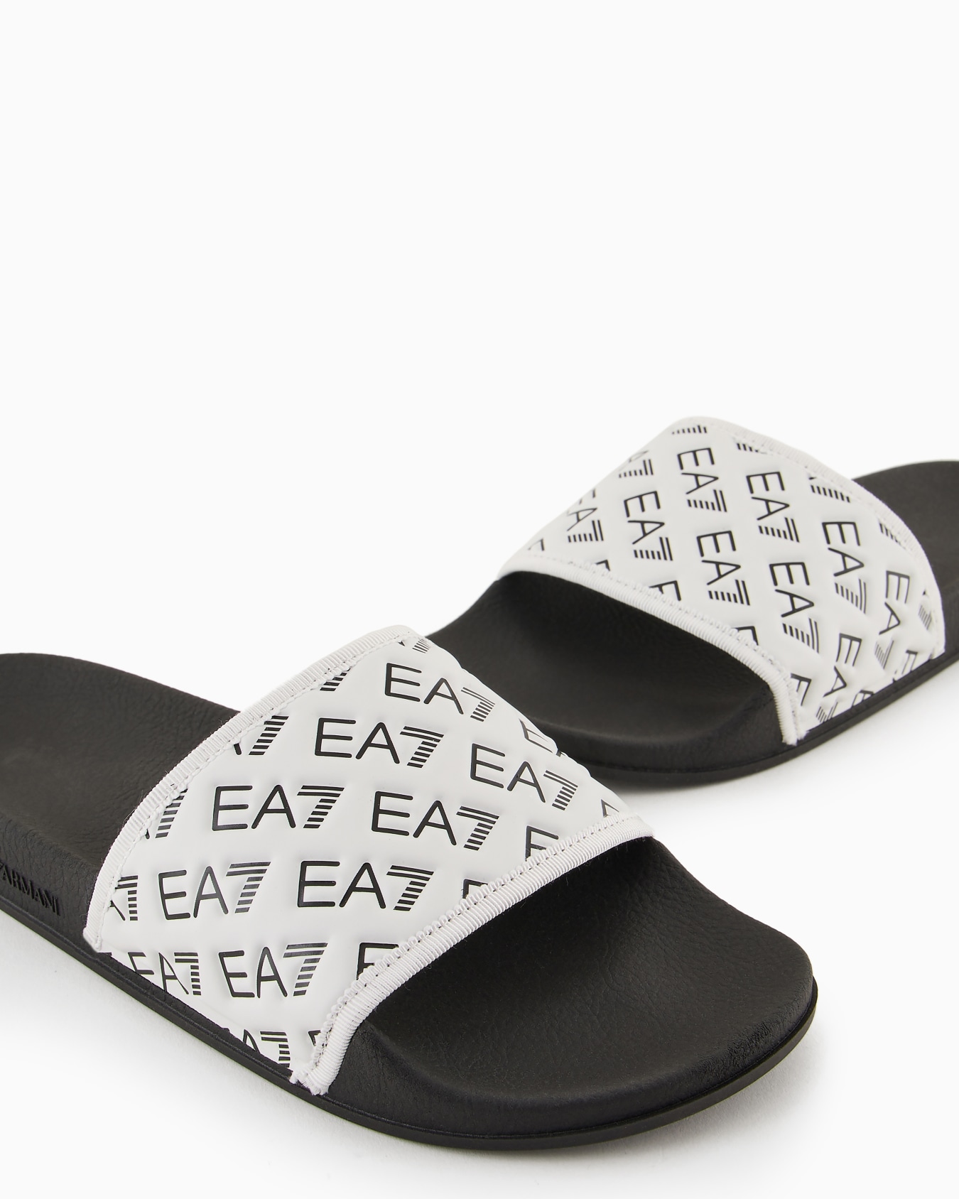 Slides with all-over logo Slide 1