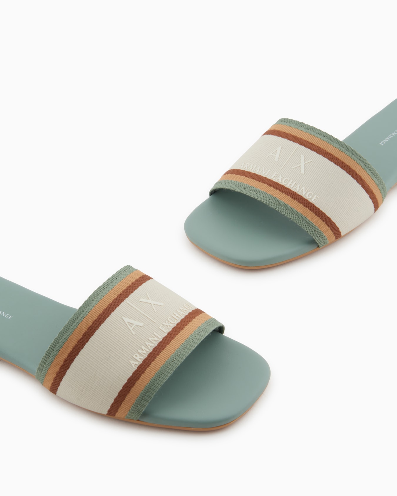 Slippers with contrasting band and logo Slide 4