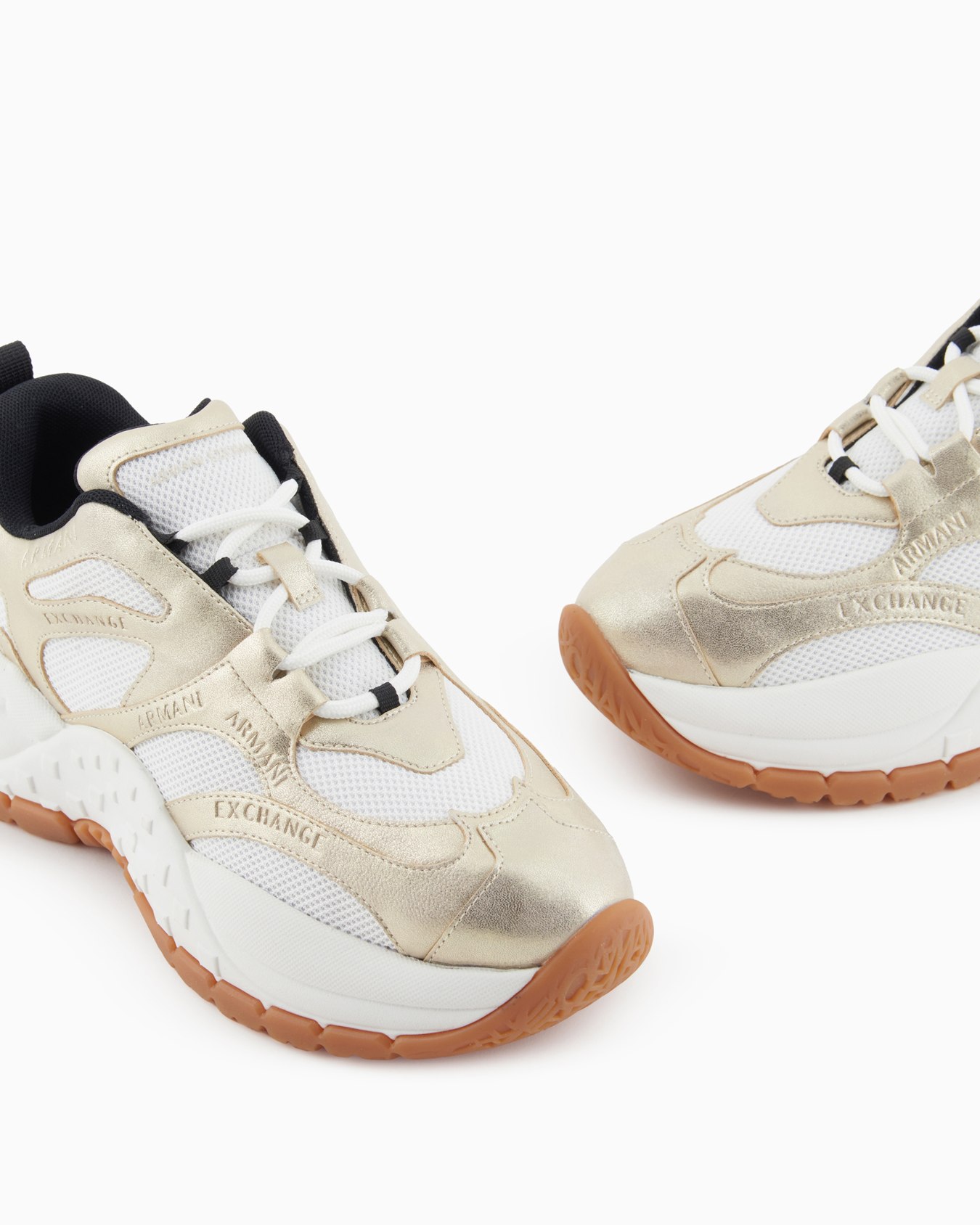Zapatillas gruesas con detalles metálicos Diapositiva 4