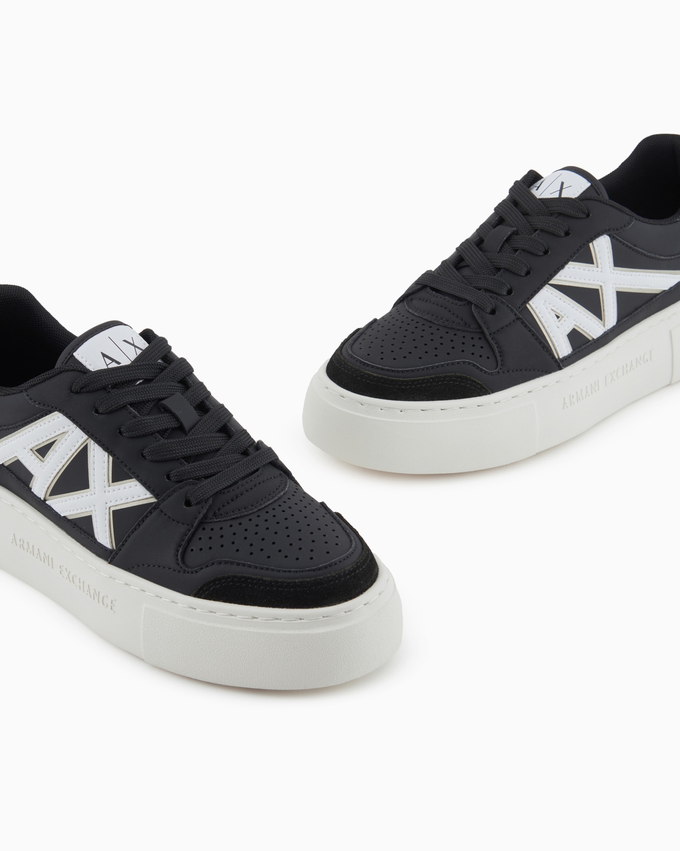 Zapatillas con suela alta y logo en contraste. Diapositiva 4