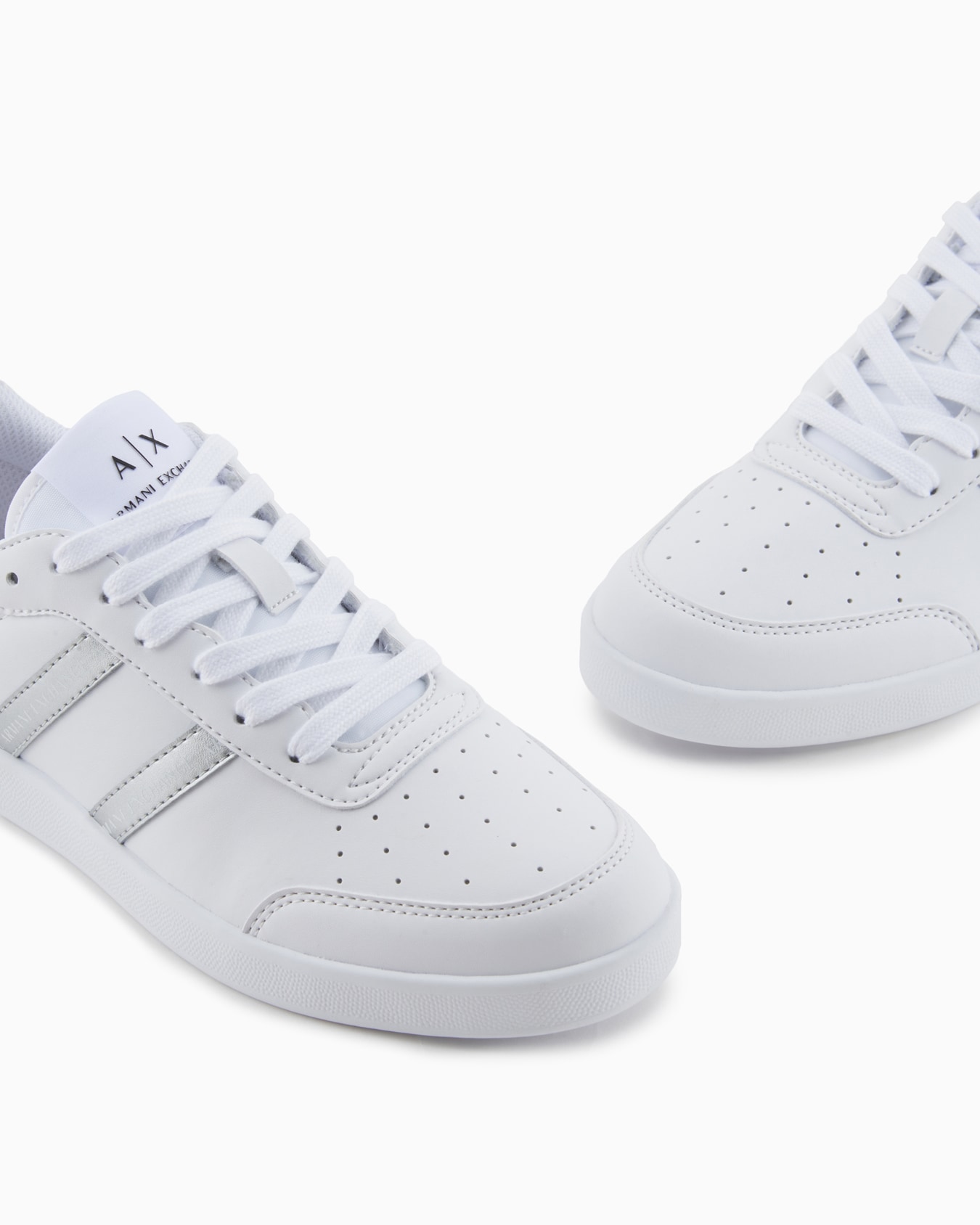 Zapatillas con bandas laterales en contraste Diapositiva 4