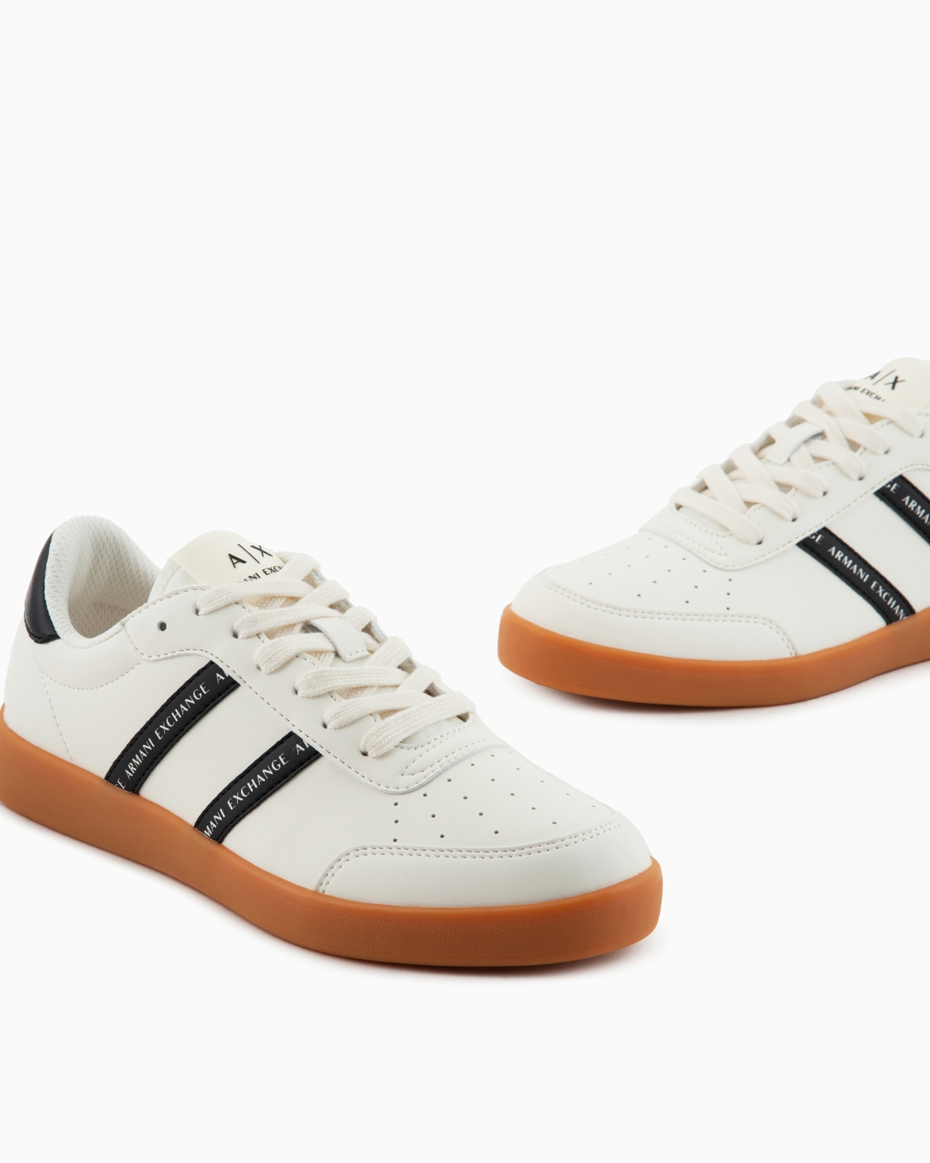 Sneakers with contrasting side bands Slide 4