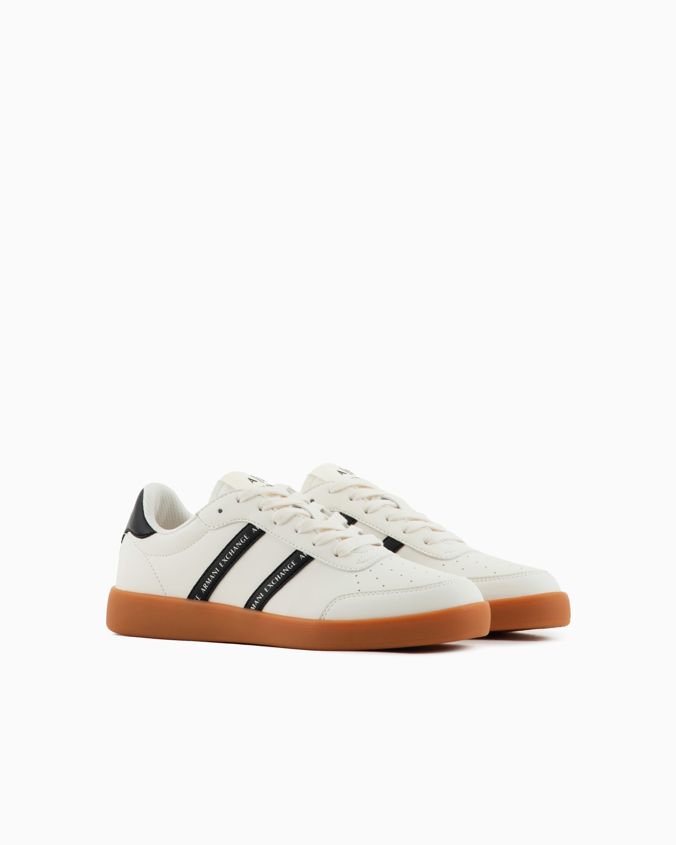 Sneakers with contrasting side bands Slide 1
