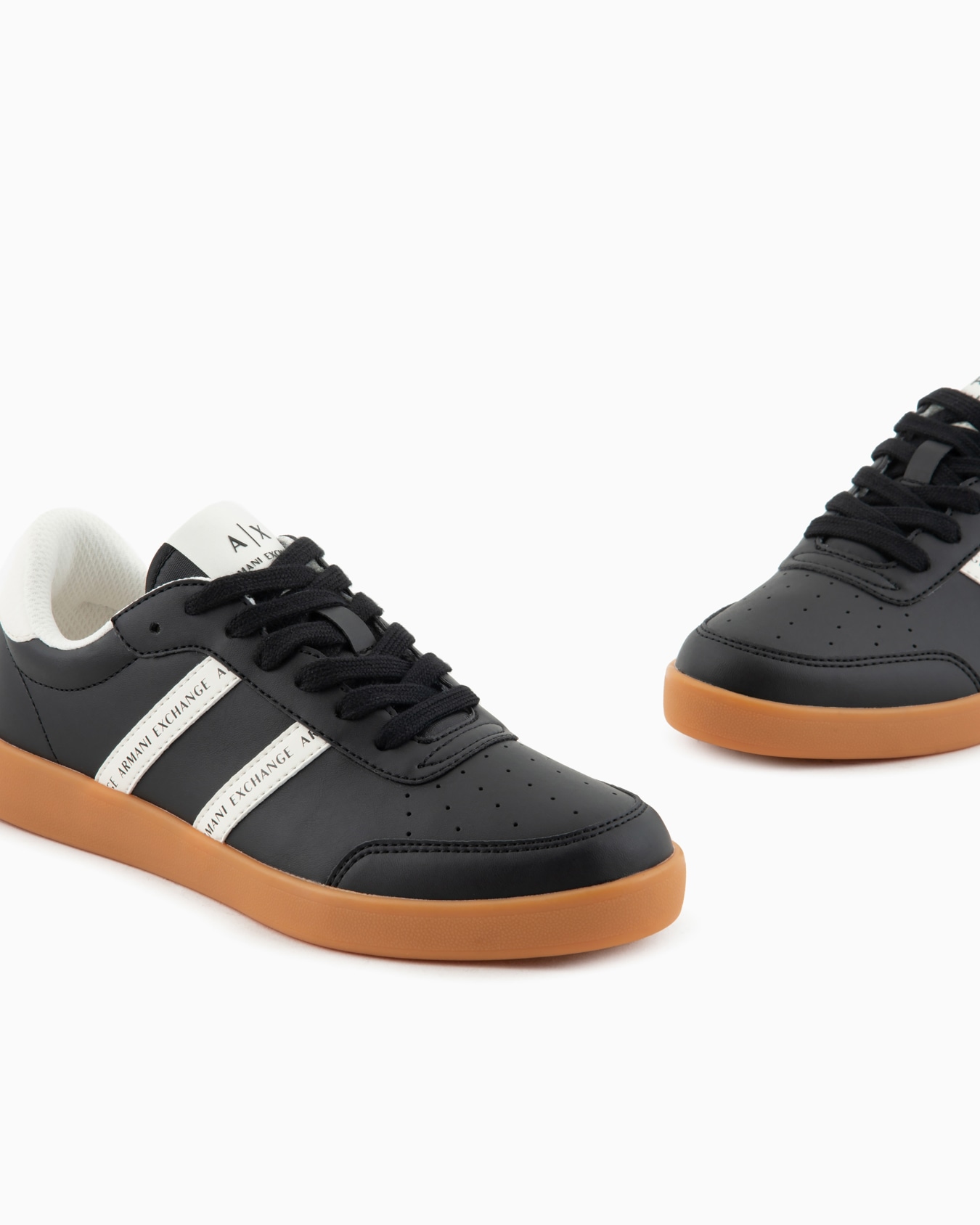 Zapatillas con bandas laterales en contraste Diapositiva 4