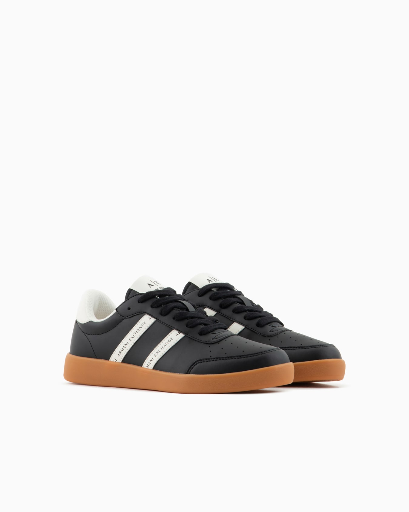 Zapatillas con bandas laterales en contraste Diapositiva 1