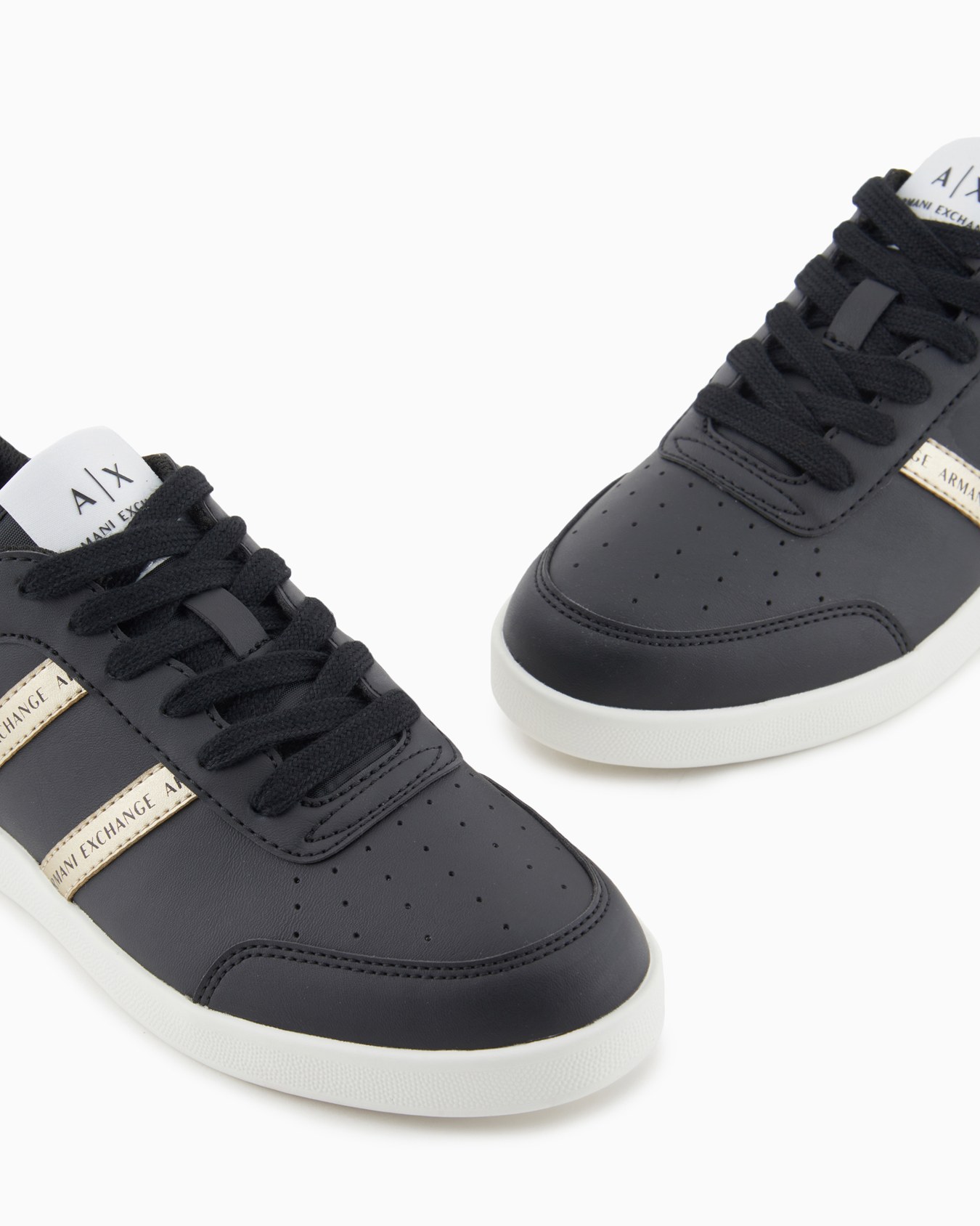Zapatillas con bandas laterales en contraste Diapositiva 4