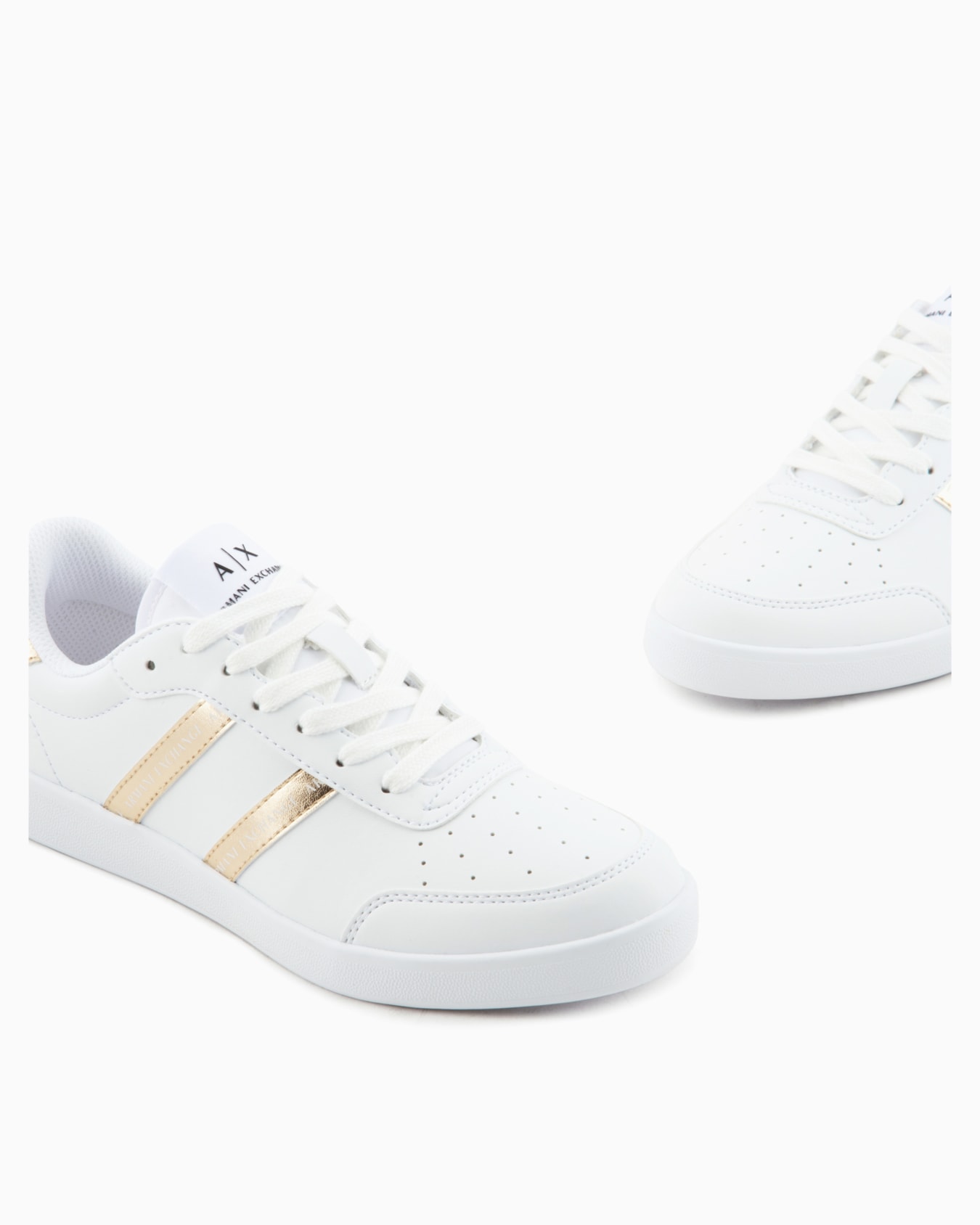 Sneakers with contrasting side bands Slide 4