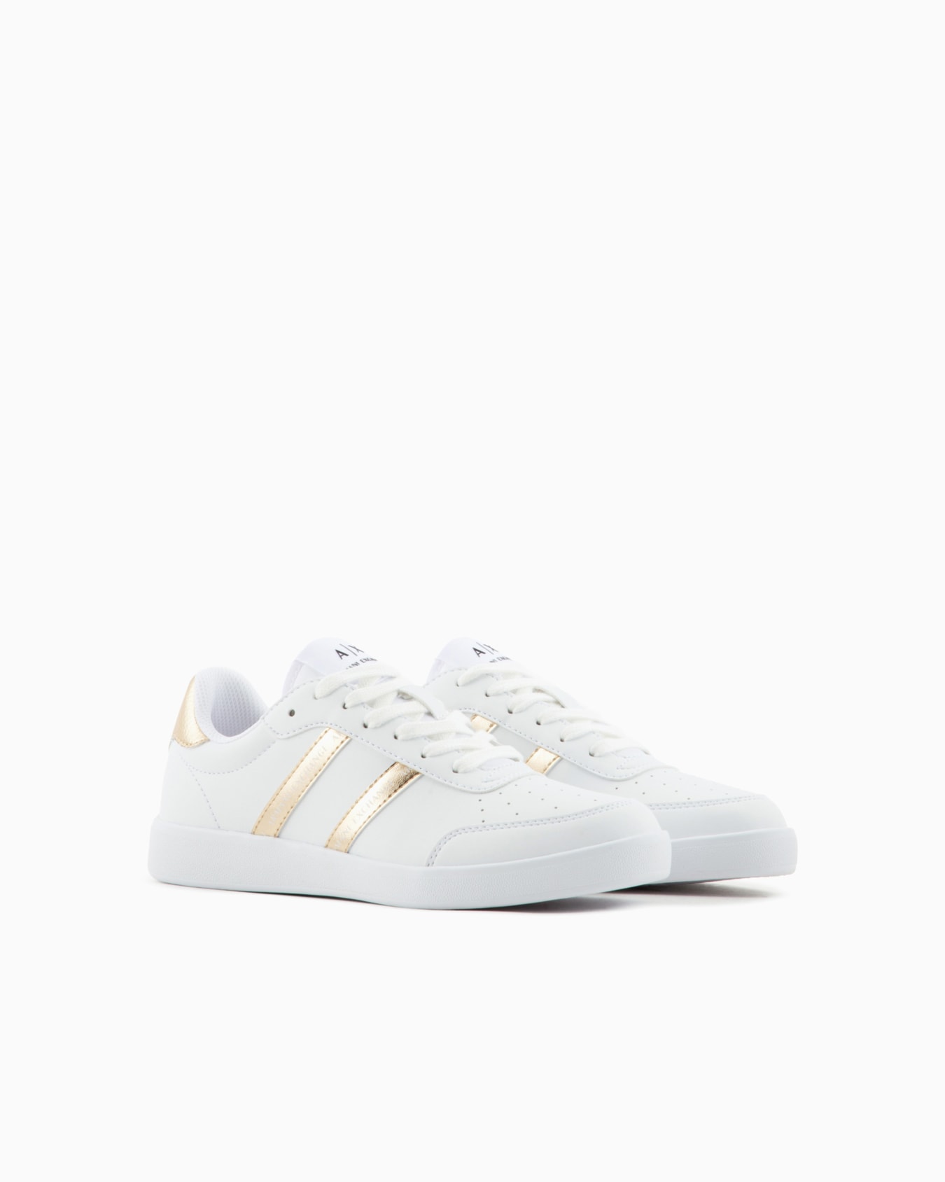 Sneakers with contrasting side bands Slide 1