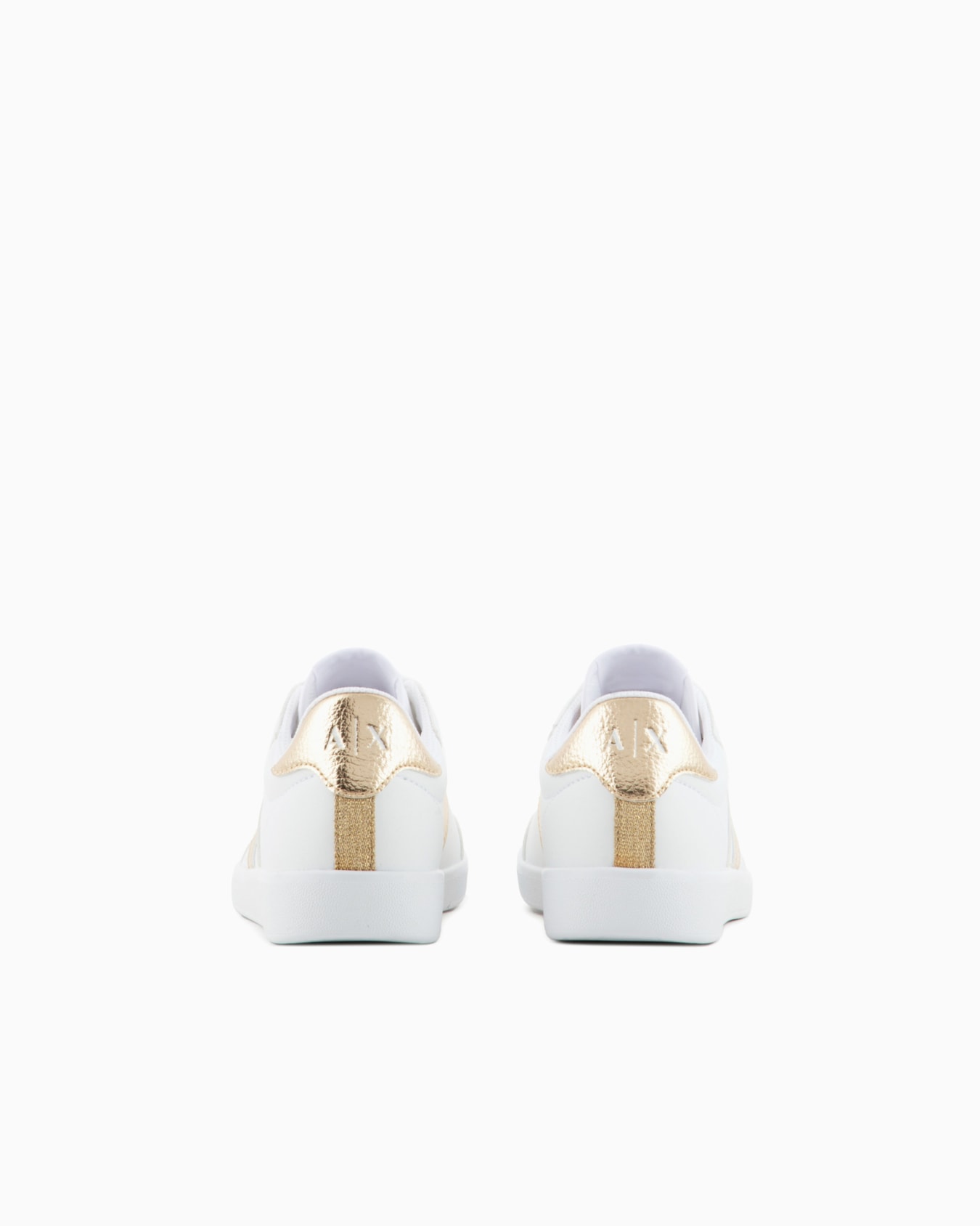 Sneakers with contrasting side bands Slide 3