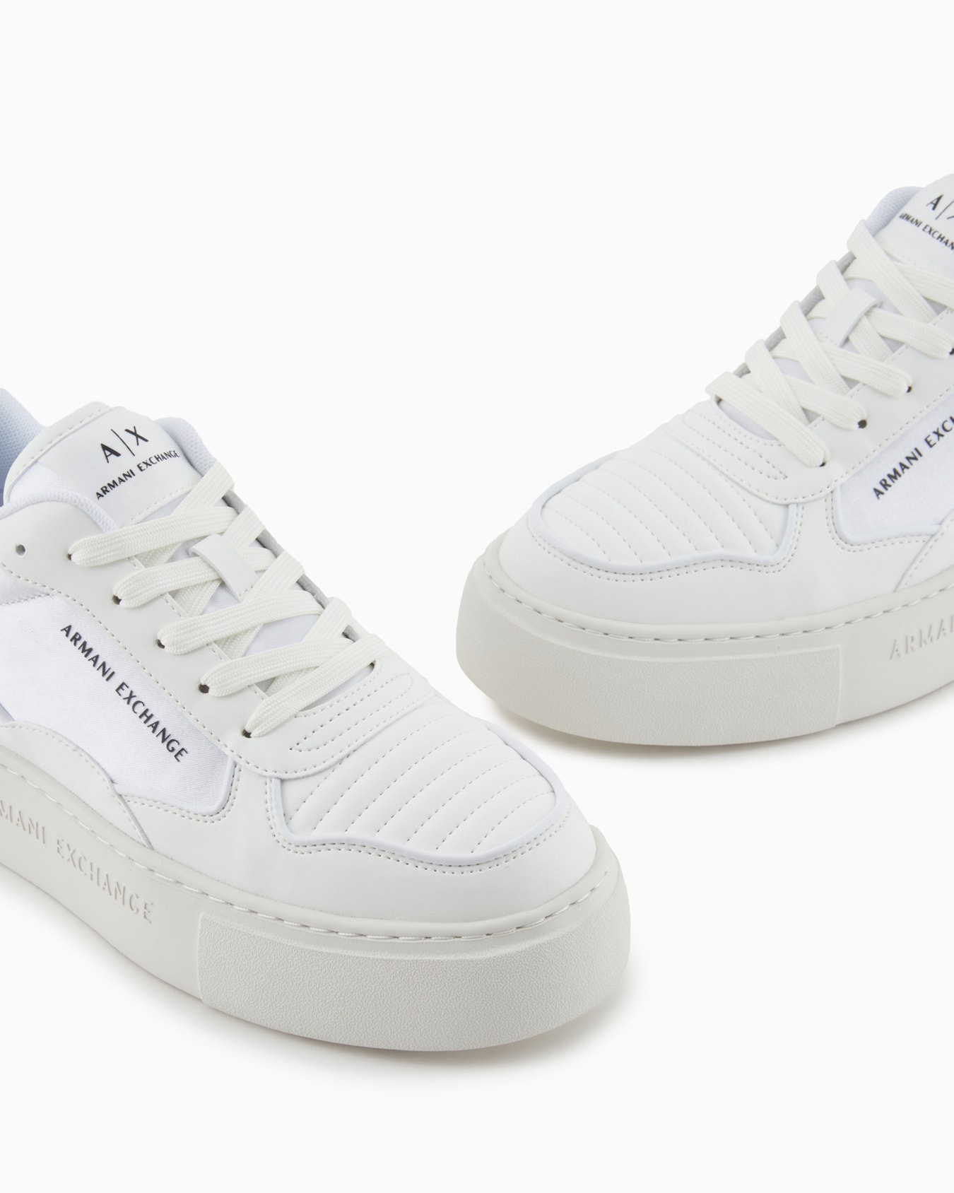 Zapatillas de suela alta con logo de nombre. Diapositiva 4