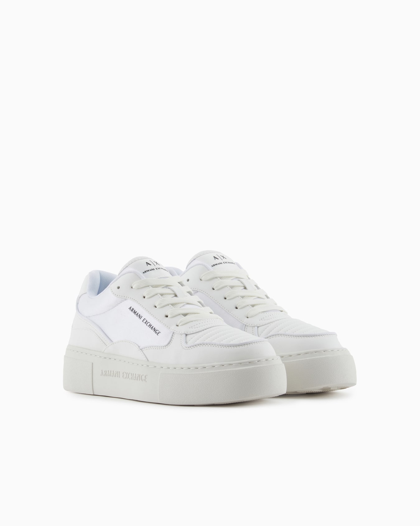 Zapatillas de suela alta con logo de nombre. Diapositiva 1