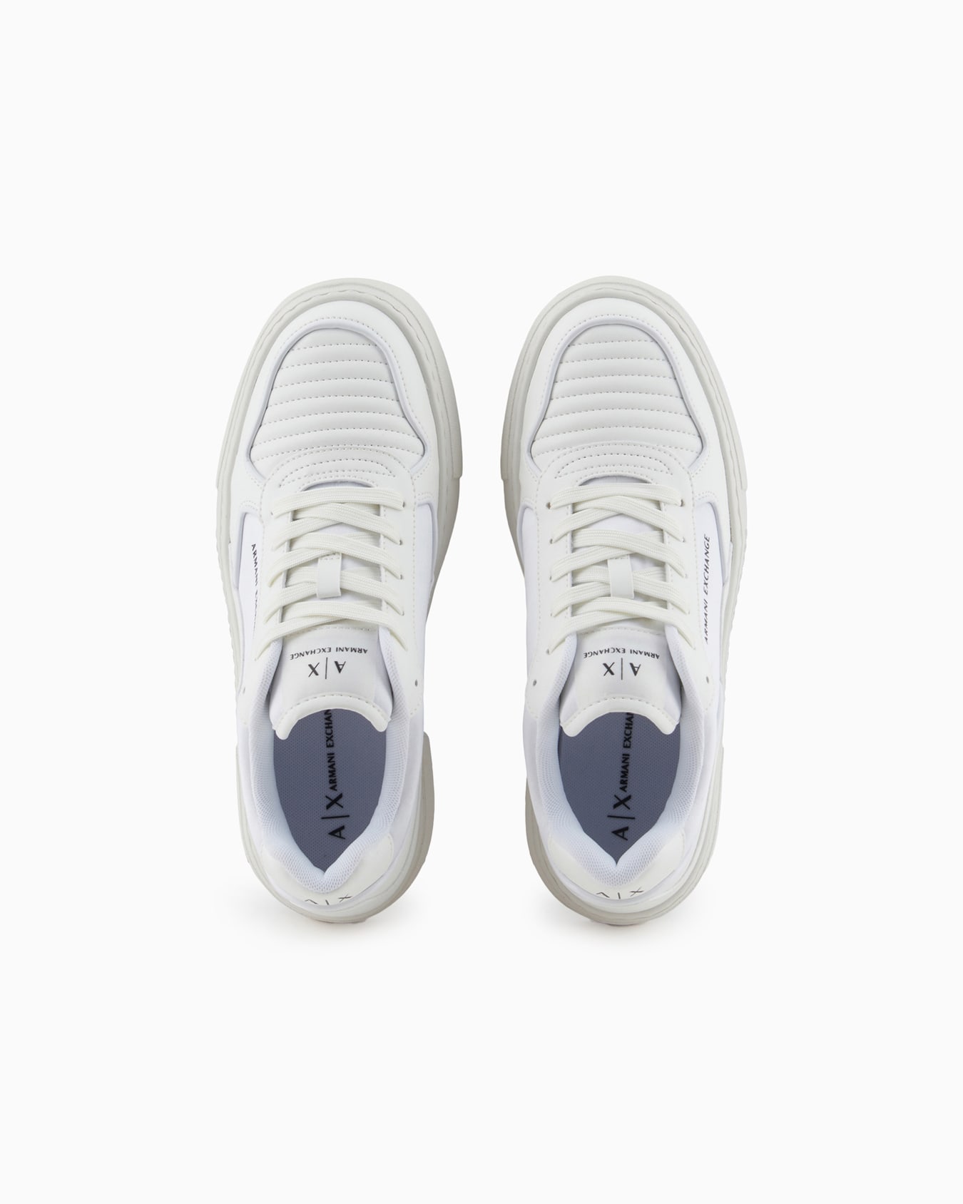 Zapatillas de suela alta con logo de nombre. Diapositiva 2