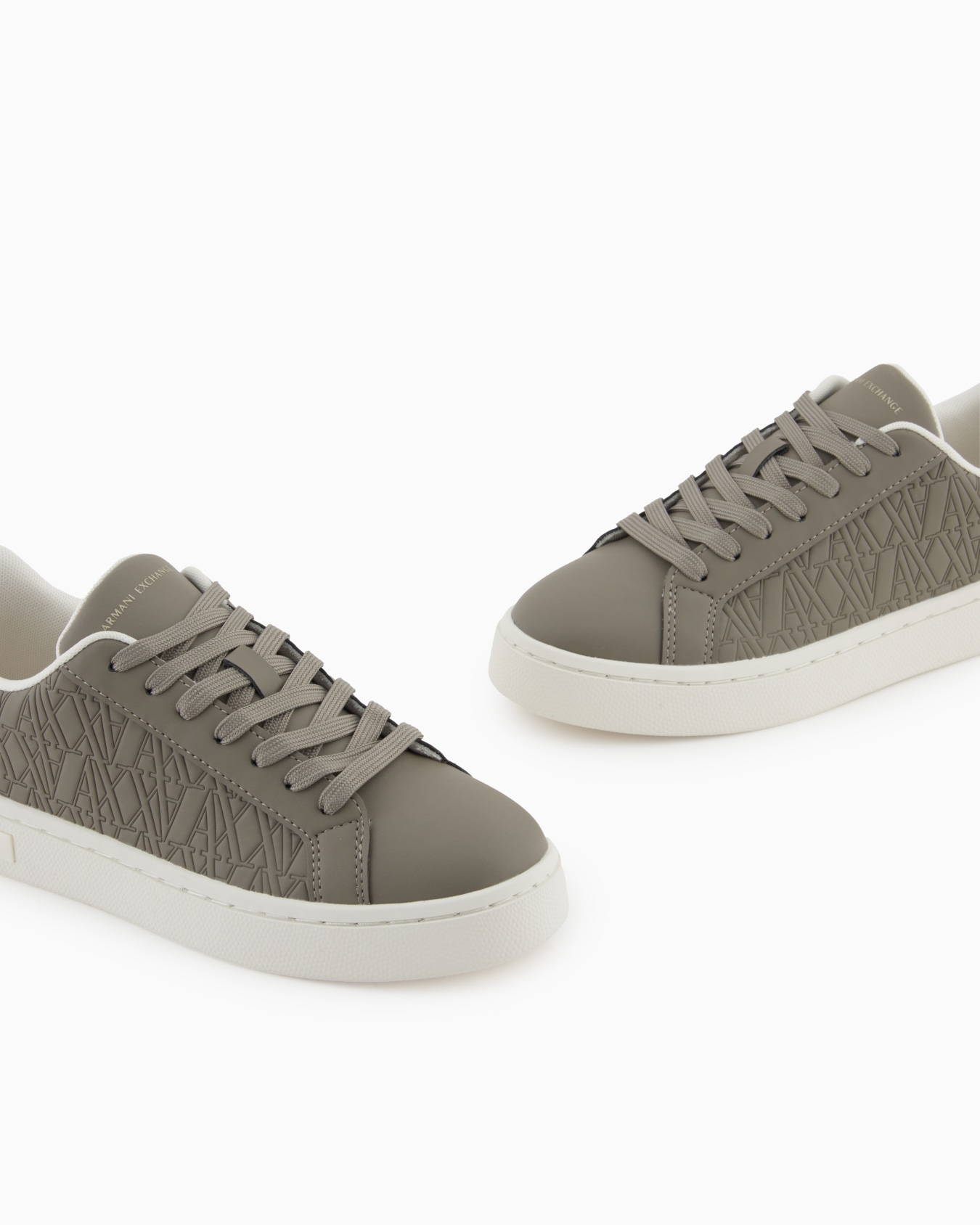 Sneakers with matching embroidered logo and metal detail Diapositiva 4