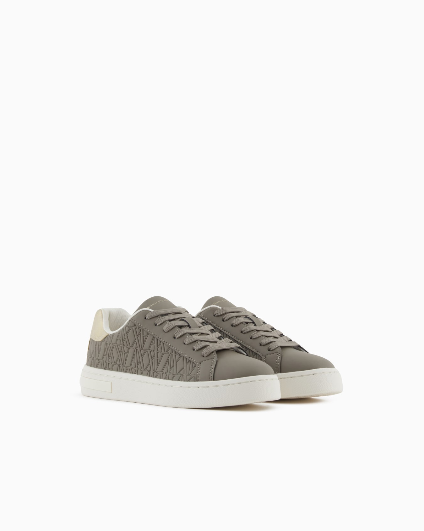 Sneakers with matching embroidered logo and metal detail Diapositiva 1