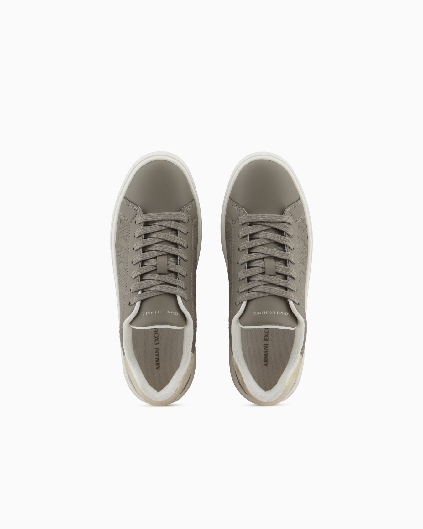Sneakers with matching embroidered logo and metal detail Diapositiva 2