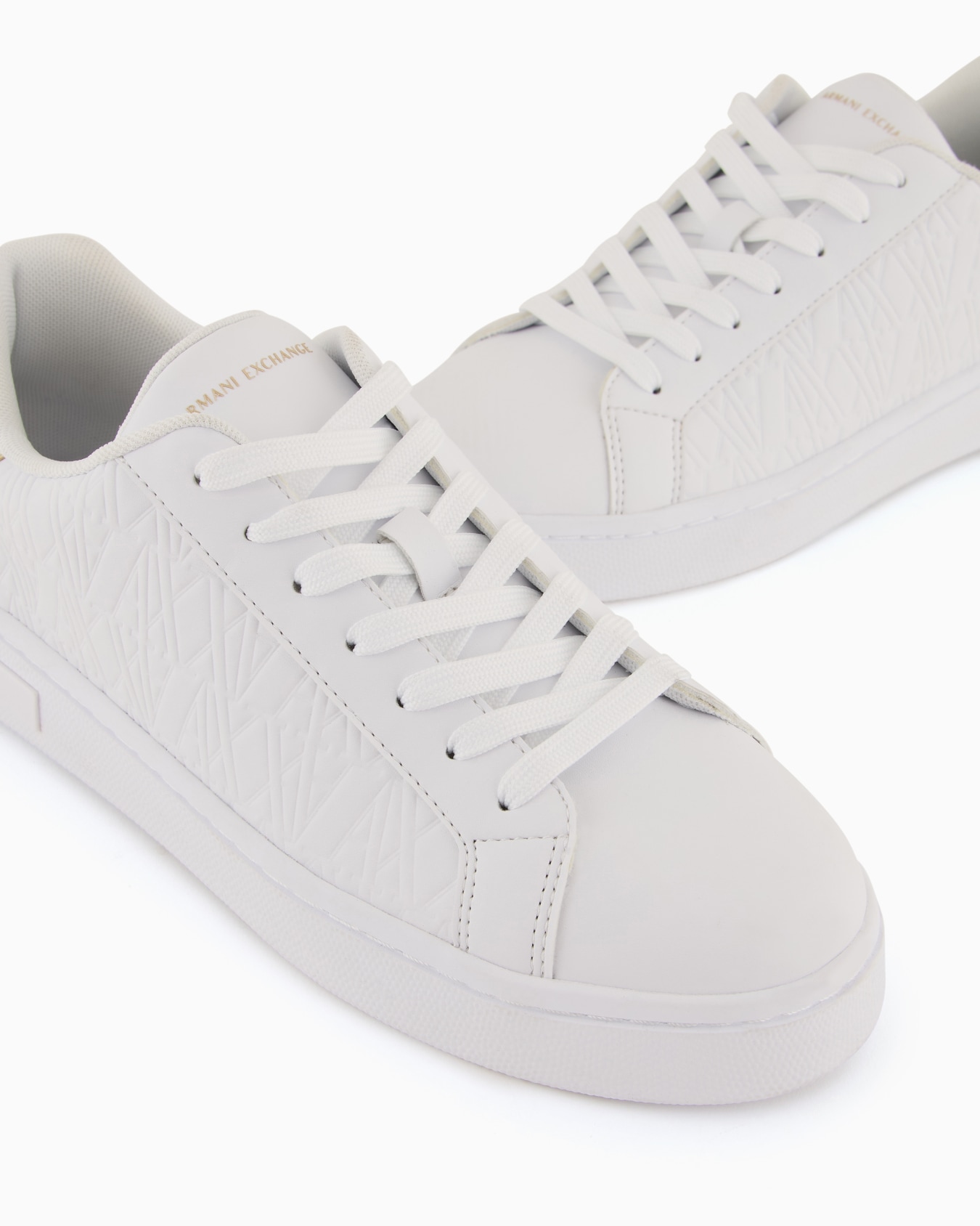 Low sneakers with metallic detail Slide 4