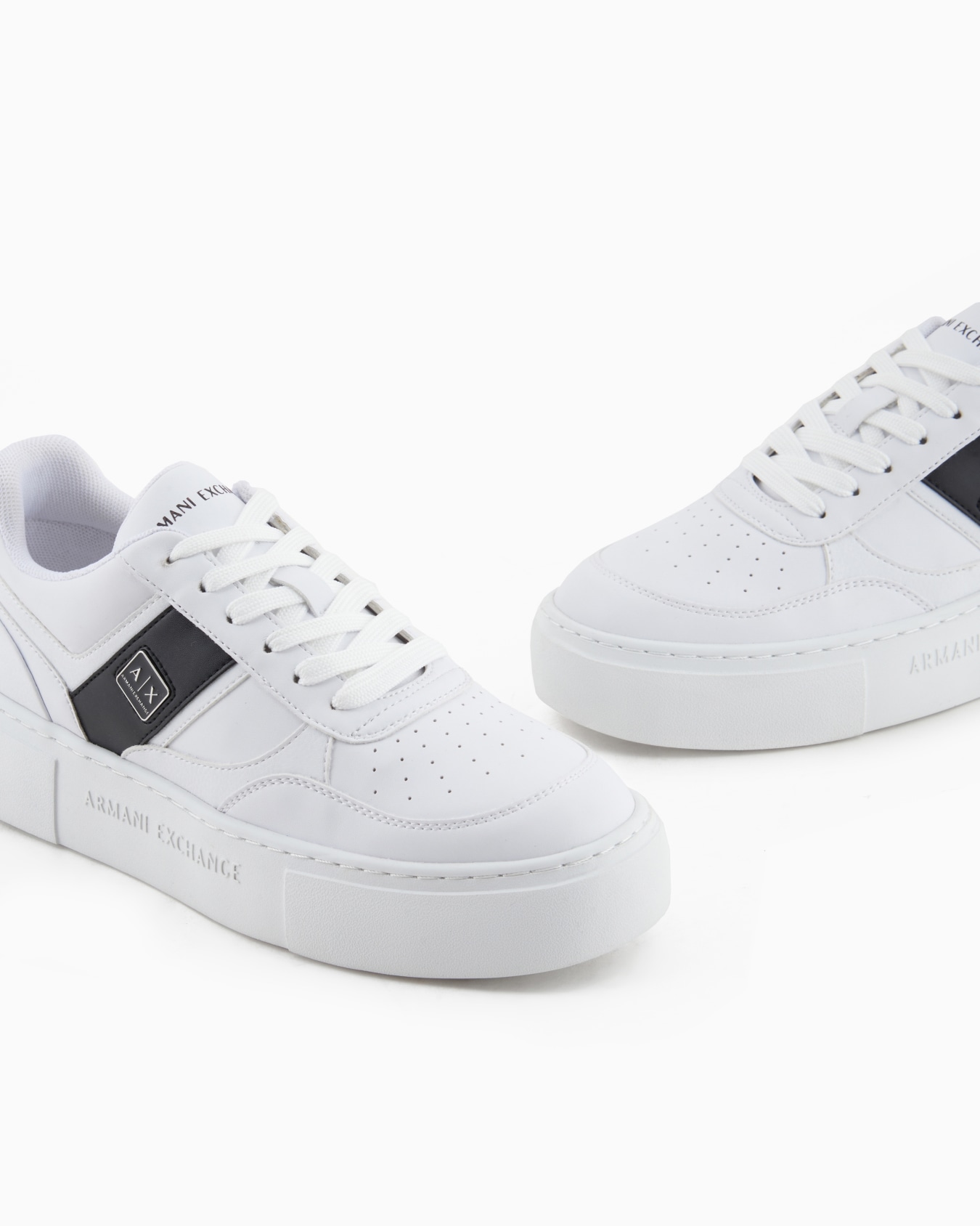 Sneakers with contrasting side band Slide 4