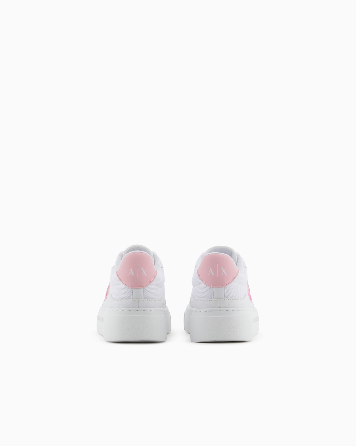 Sneakers with contrasting logo Slide 3