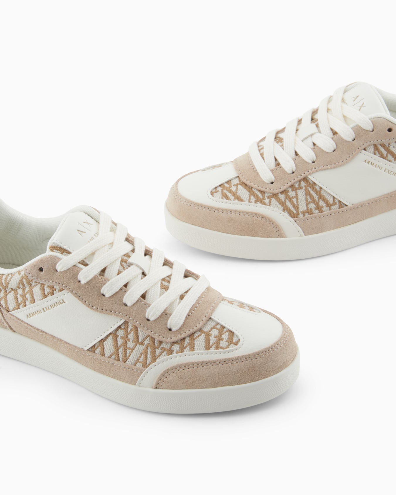 Sneakers with allover logo inserts Diapositiva 4