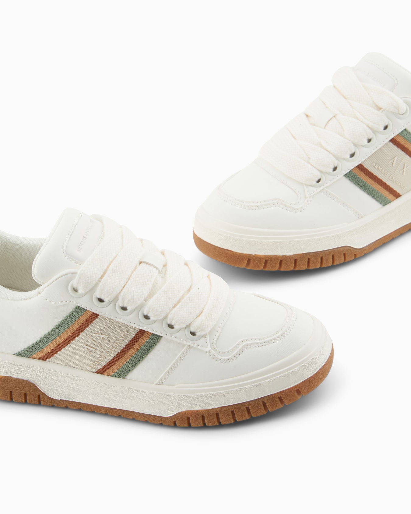 Sneakers with contrasting bands Slide 4