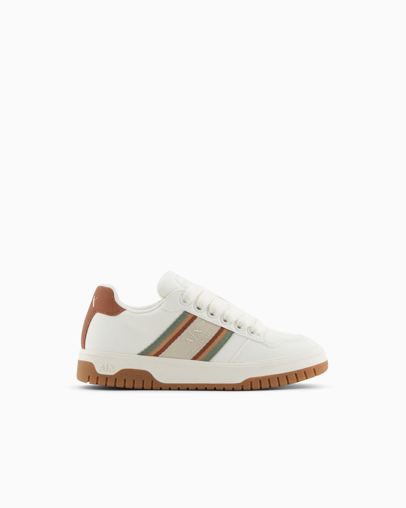Sneakers with contrasting bands Slide 0
